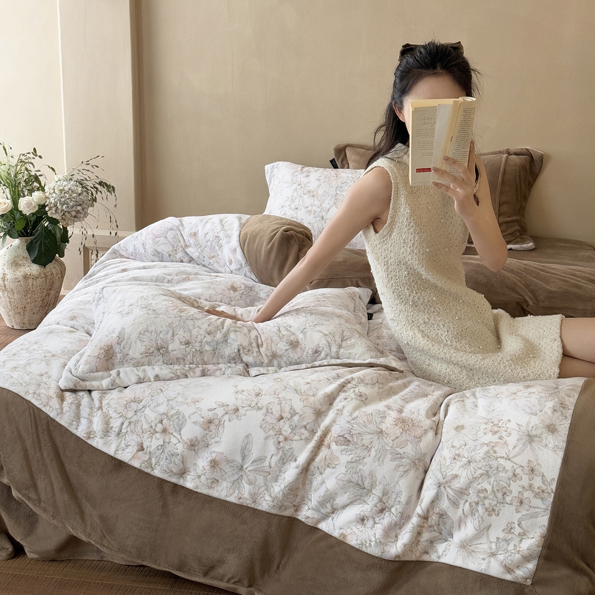 91家纺网 家纺一手货源 找家纺 三味舒屋 2025新款绒卉奢暖印花牛奶绒海德花园系列四件套 (控价券后不低于318/338) 海德花园咖