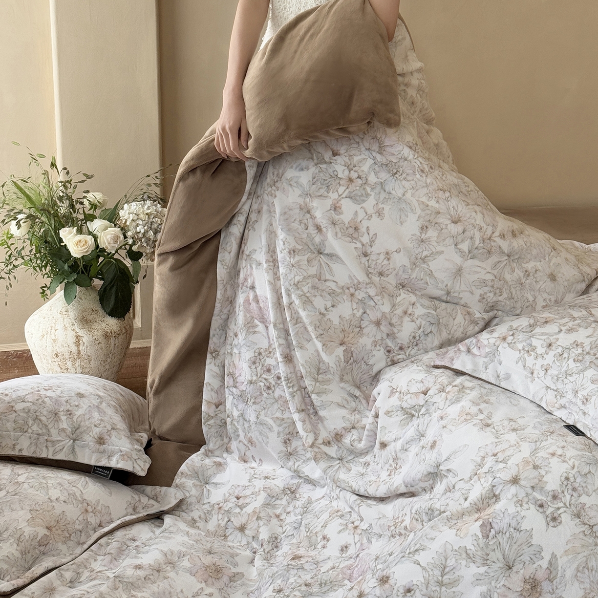 91家纺网 家纺一手货源 找家纺 三味舒屋 2025新款绒卉奢暖印花牛奶绒海德花园系列四件套 (控价券后不低于318/338) 海德花园咖