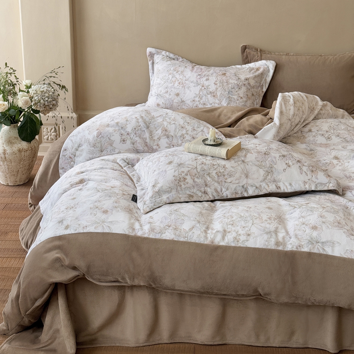 91家纺网 家纺一手货源 找家纺 三味舒屋 2025新款绒卉奢暖印花牛奶绒海德花园系列四件套 (控价券后不低于318/338) 海德花园咖