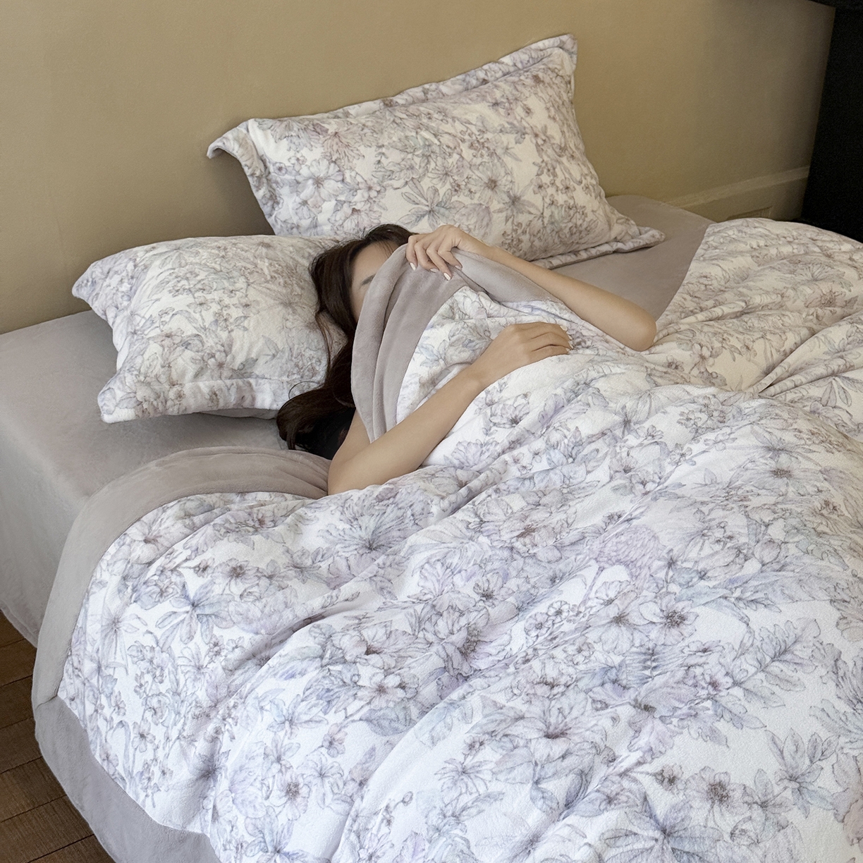 91家纺网 家纺一手货源 找家纺 三味舒屋 2025新款绒卉奢暖印花牛奶绒海德花园系列四件套 (控价券后不低于318/338) 海德花园灰紫