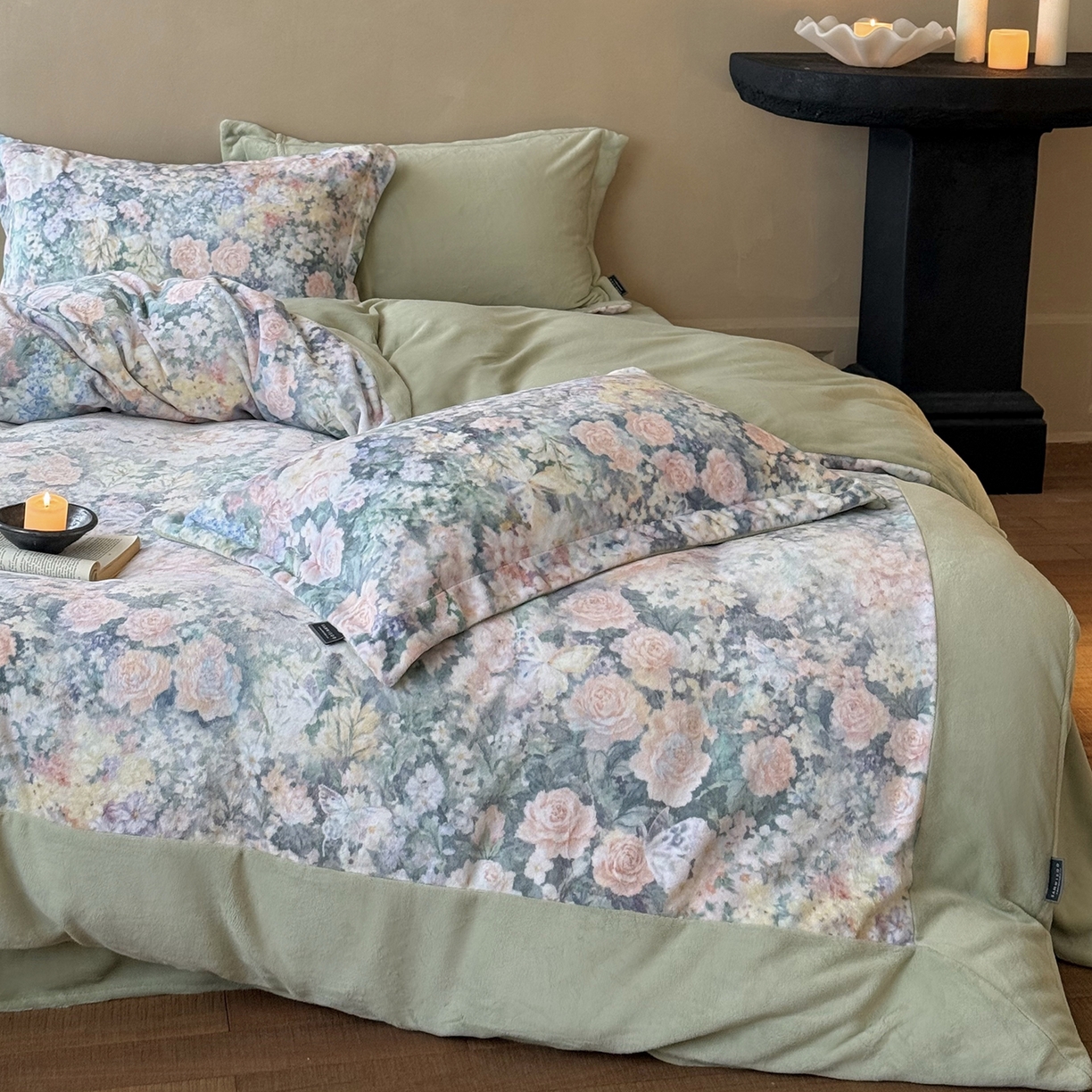 91家纺网 家纺一手货源 找家纺 三味舒屋 2025新款绒卉奢暖印花牛奶绒海德花园系列四件套 (控价券后不低于318/338) 海瑟薇