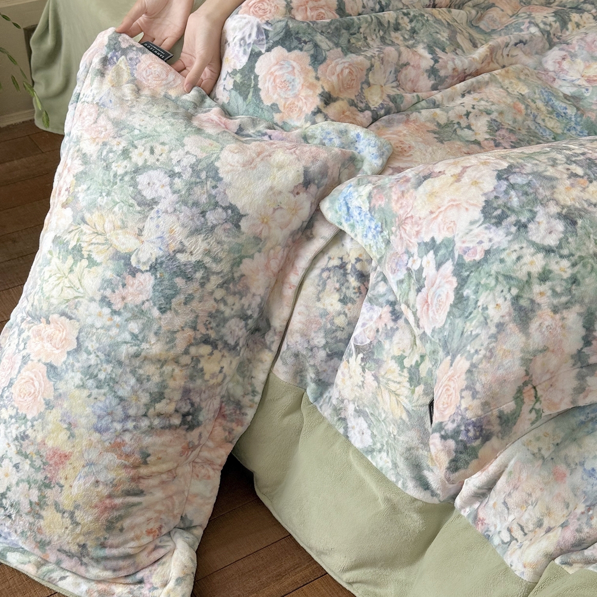 91家纺网 家纺一手货源 找家纺 三味舒屋 2025新款绒卉奢暖印花牛奶绒海德花园系列四件套 (控价券后不低于318/338) 海瑟薇