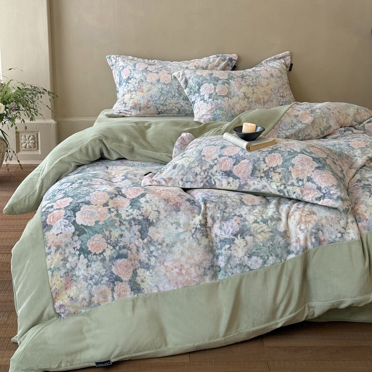 91家纺网 家纺一手货源 找家纺 三味舒屋 2025新款绒卉奢暖印花牛奶绒海德花园系列四件套 (控价券后不低于318/338) 海瑟薇