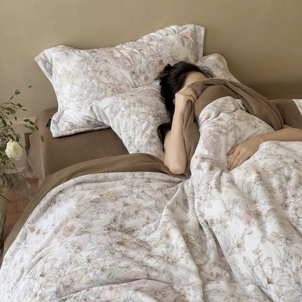 91家纺网 家纺一手货源 找家纺 三味舒屋 2025新款绒卉奢暖印花牛奶绒海德花园系列四件套 (控价券后不低于318/338) 海德花园咖