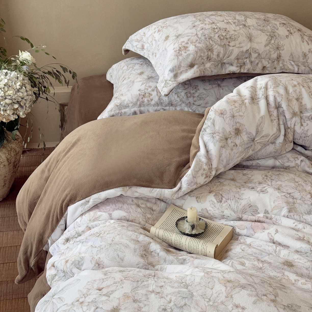 91家纺网 家纺一手货源 找家纺 三味舒屋 2025新款绒卉奢暖印花牛奶绒海德花园系列四件套 (控价券后不低于318/338) 海德花园咖