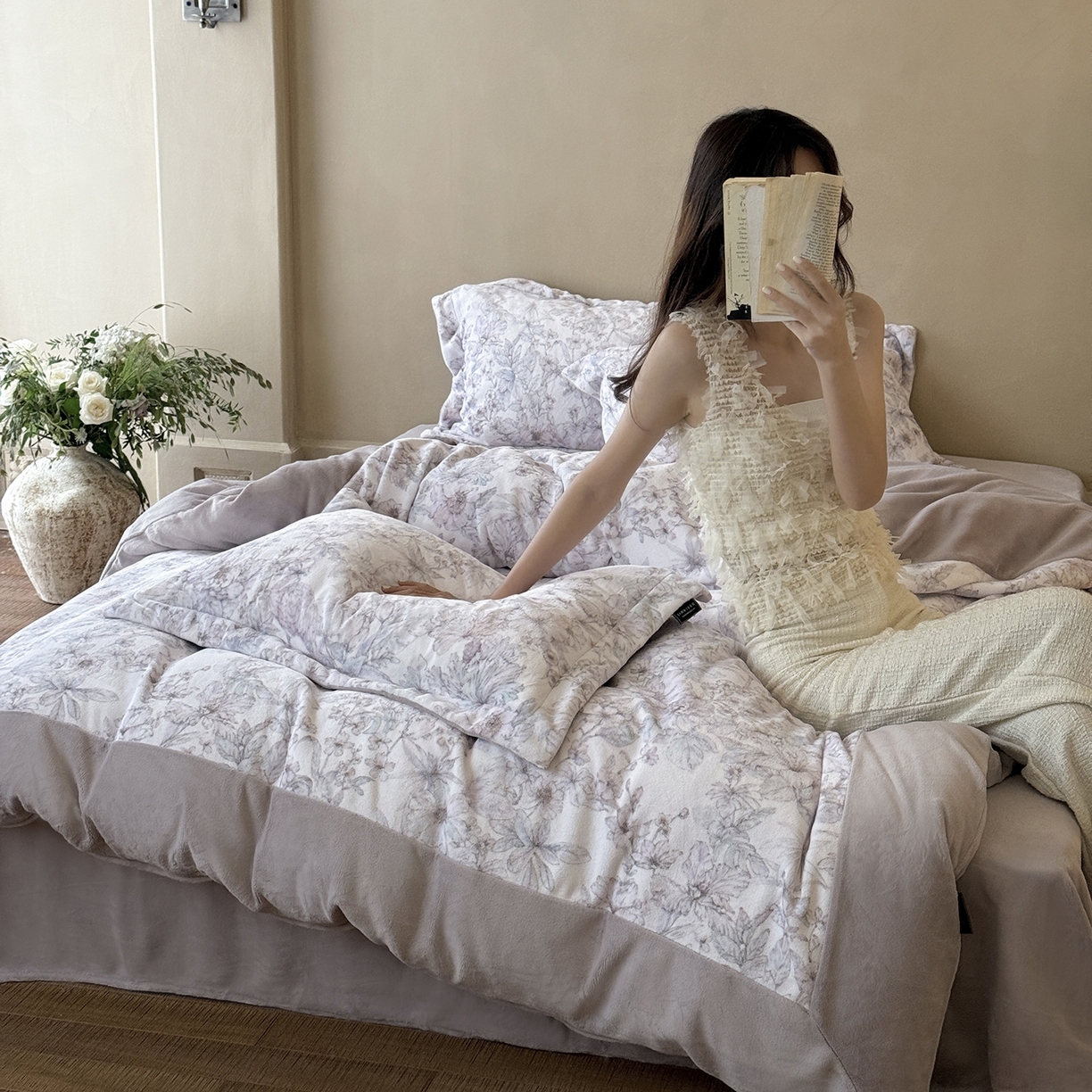 91家纺网 家纺一手货源 找家纺 三味舒屋 2025新款绒卉奢暖印花牛奶绒海德花园系列四件套 (控价券后不低于318/338) 海德花园灰紫