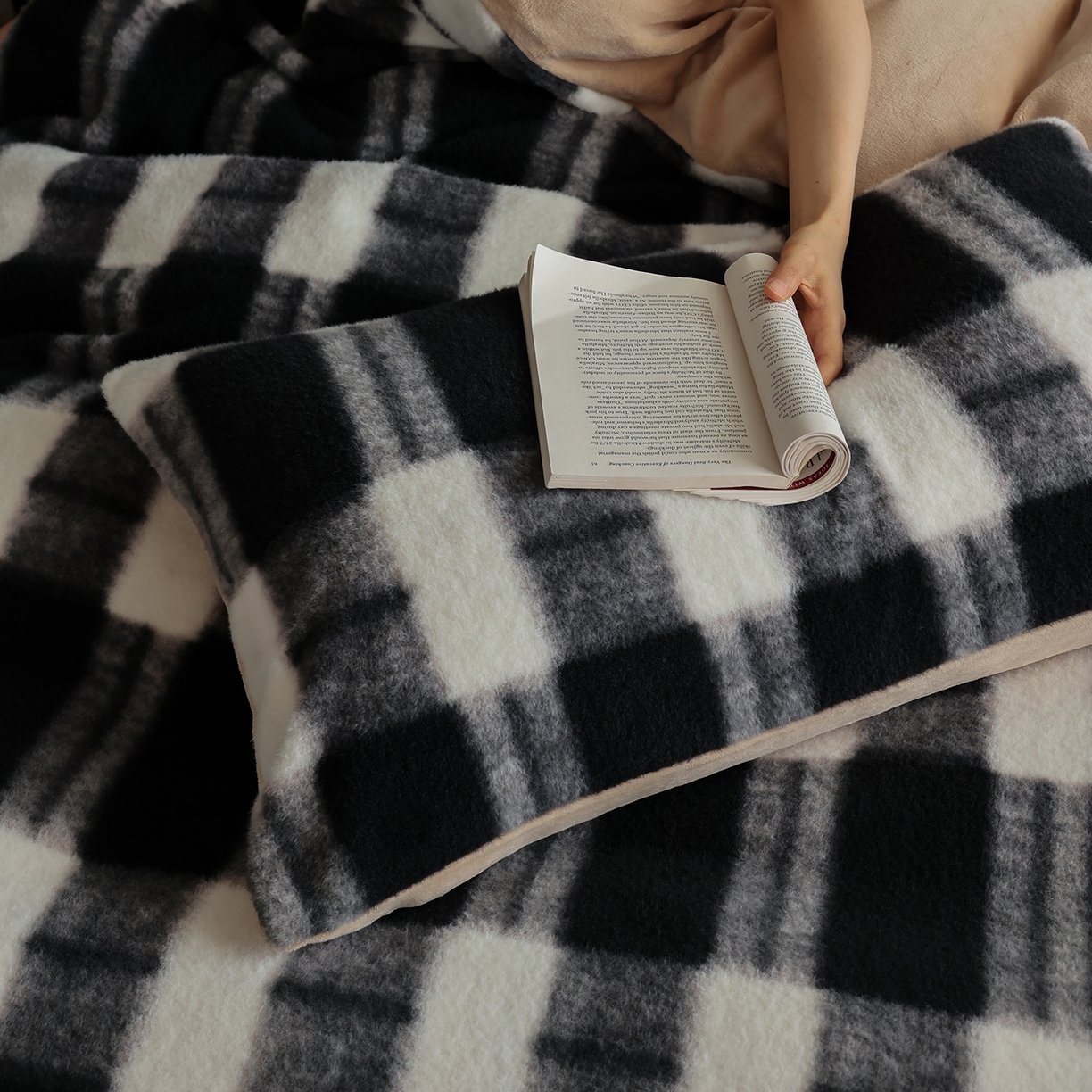 91家纺网 家纺一手货源 找家纺 三味舒屋 2025新款黑白风尚仿生羊毛绒牛奶绒四件套 （控价券后不低于288/308） 劳伦