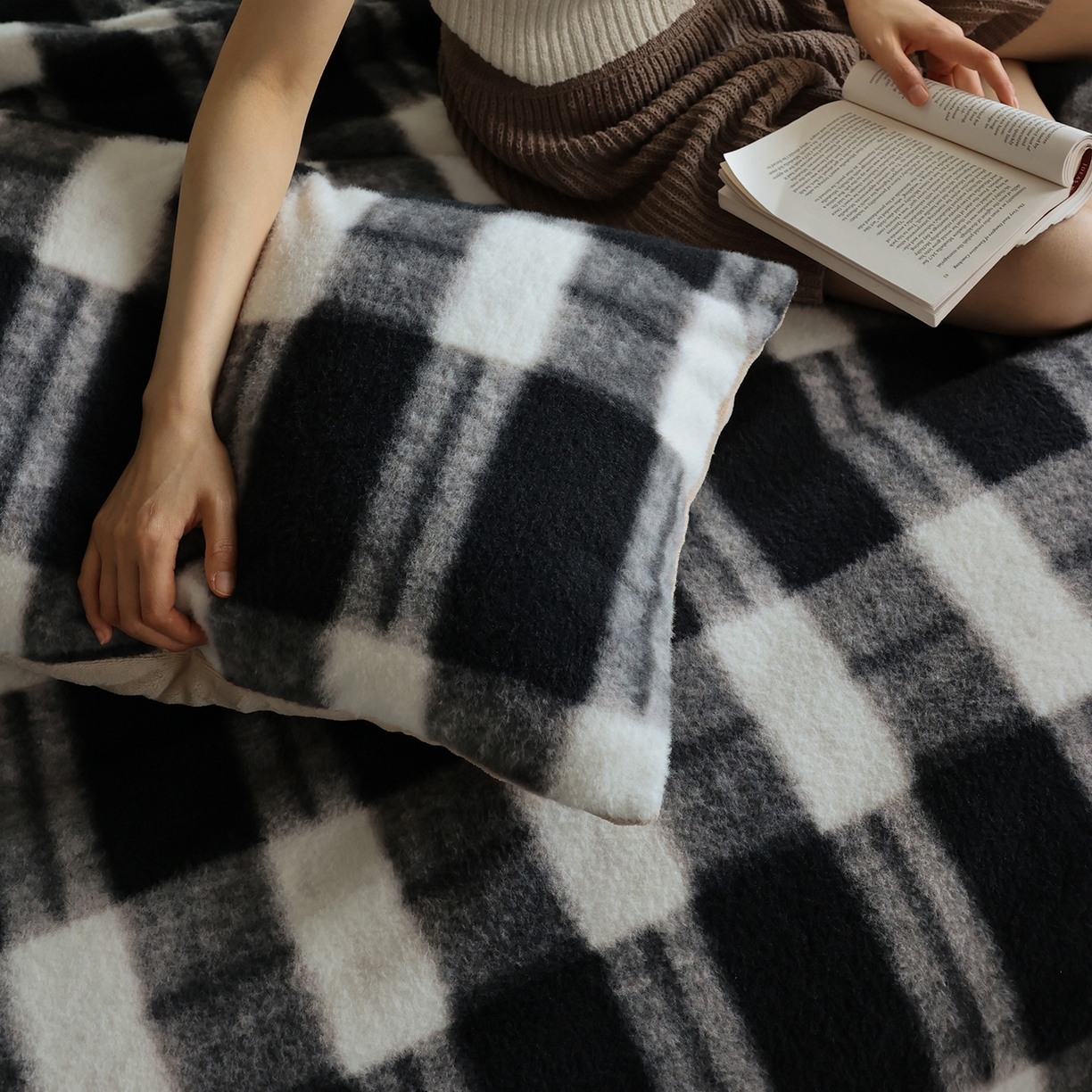 91家纺网 家纺一手货源 找家纺 三味舒屋 2025新款黑白风尚仿生羊毛绒牛奶绒四件套 （控价券后不低于288/308） 劳伦