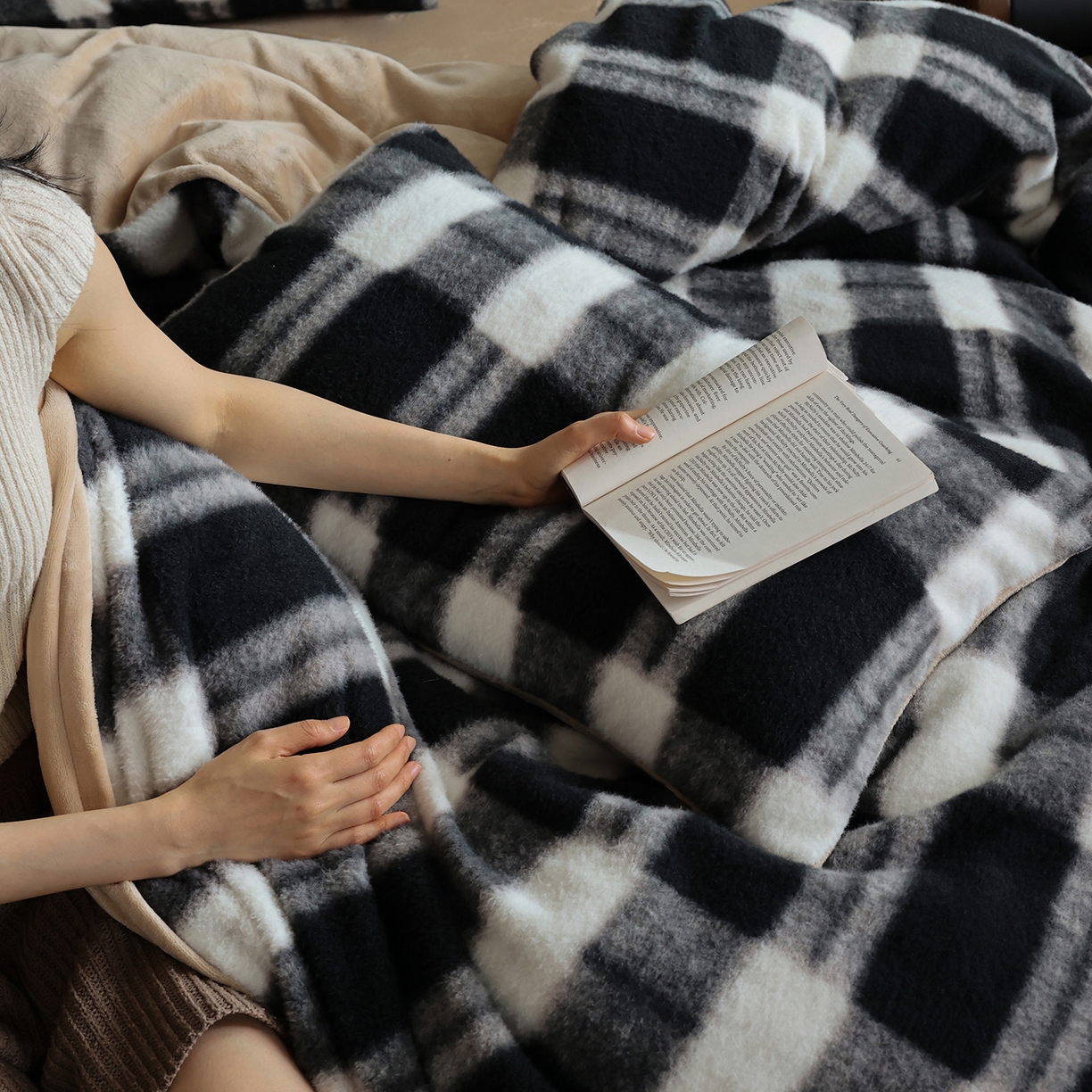 91家纺网 家纺一手货源 找家纺 三味舒屋 2025新款黑白风尚仿生羊毛绒牛奶绒四件套 （控价券后不低于288/308） 劳伦