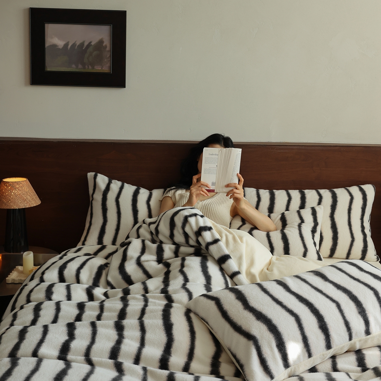 91家纺网 家纺一手货源 找家纺 三味舒屋 2025新款黑白风尚仿生羊毛绒牛奶绒四件套 （控价券后不低于288/308） 赛波