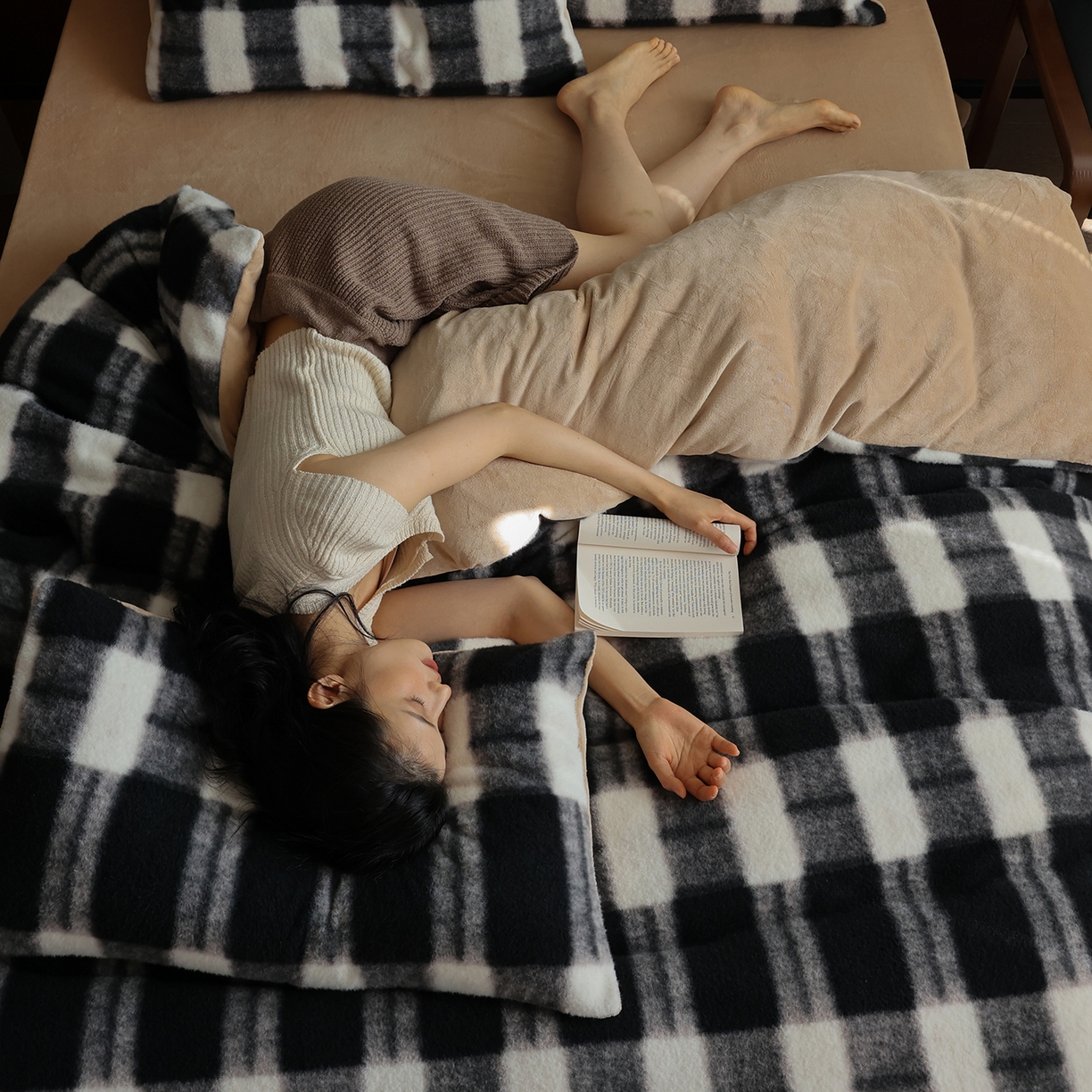 91家纺网 家纺一手货源 找家纺 三味舒屋 2025新款黑白风尚仿生羊毛绒牛奶绒四件套 （控价券后不低于288/308） 劳伦