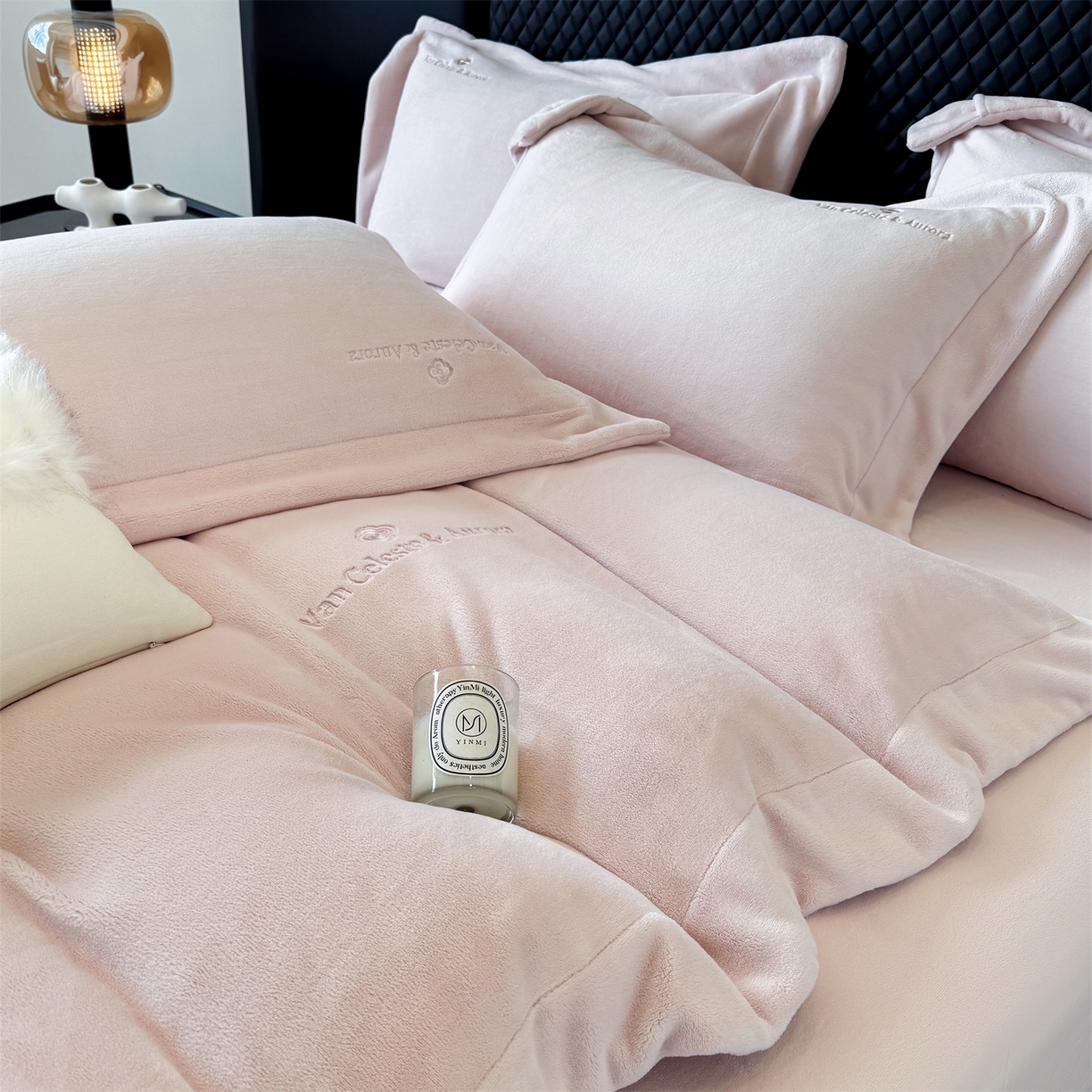 91家纺网 家纺一手货源 找家纺 （总）名品优仓 2025新款240克奶肤绒刺绣四件套-梵克雅宝