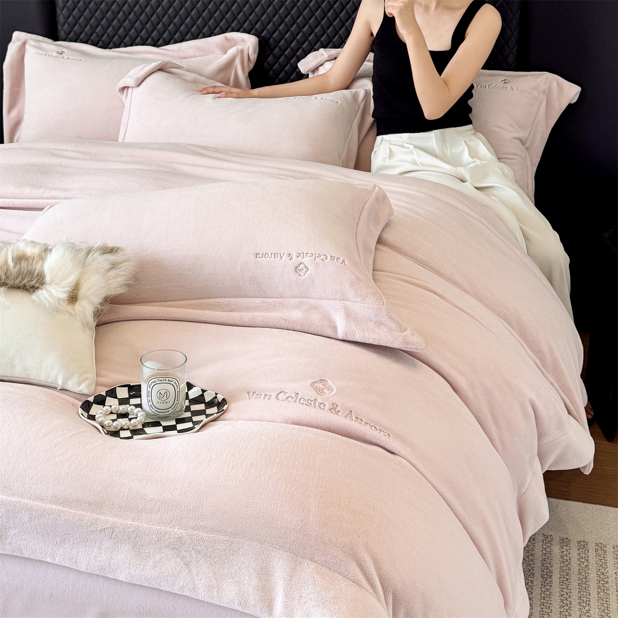 91家纺网 家纺一手货源 找家纺 （总）名品优仓 2025新款240克奶肤绒刺绣四件套-梵克雅宝