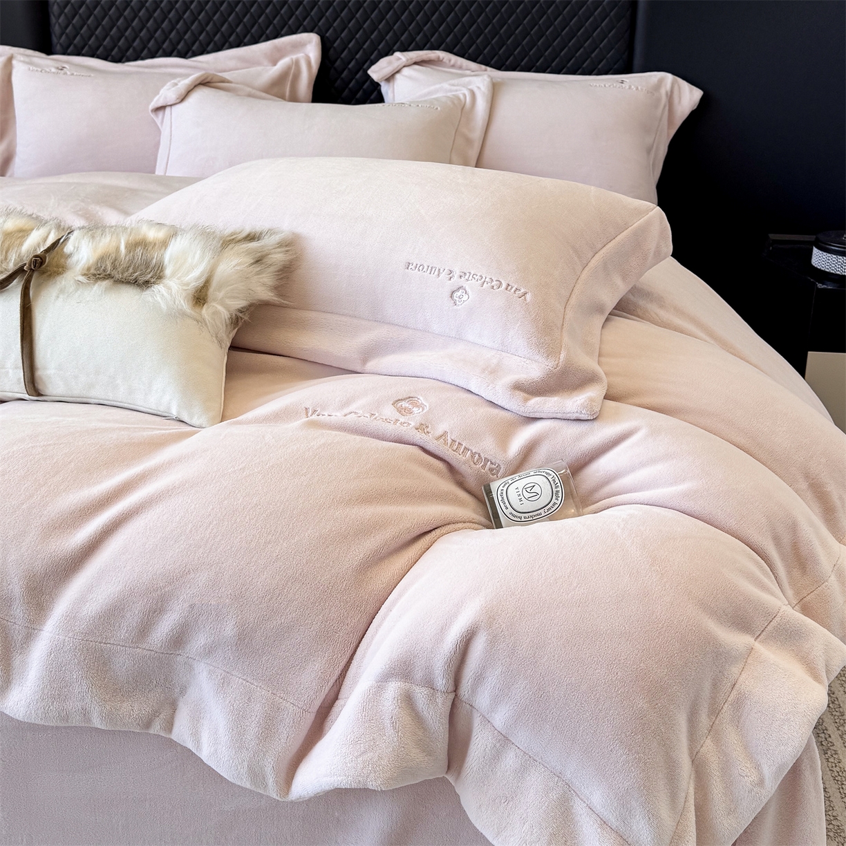 91家纺网 家纺一手货源 找家纺 （总）名品优仓 2025新款240克奶肤绒刺绣四件套-梵克雅宝