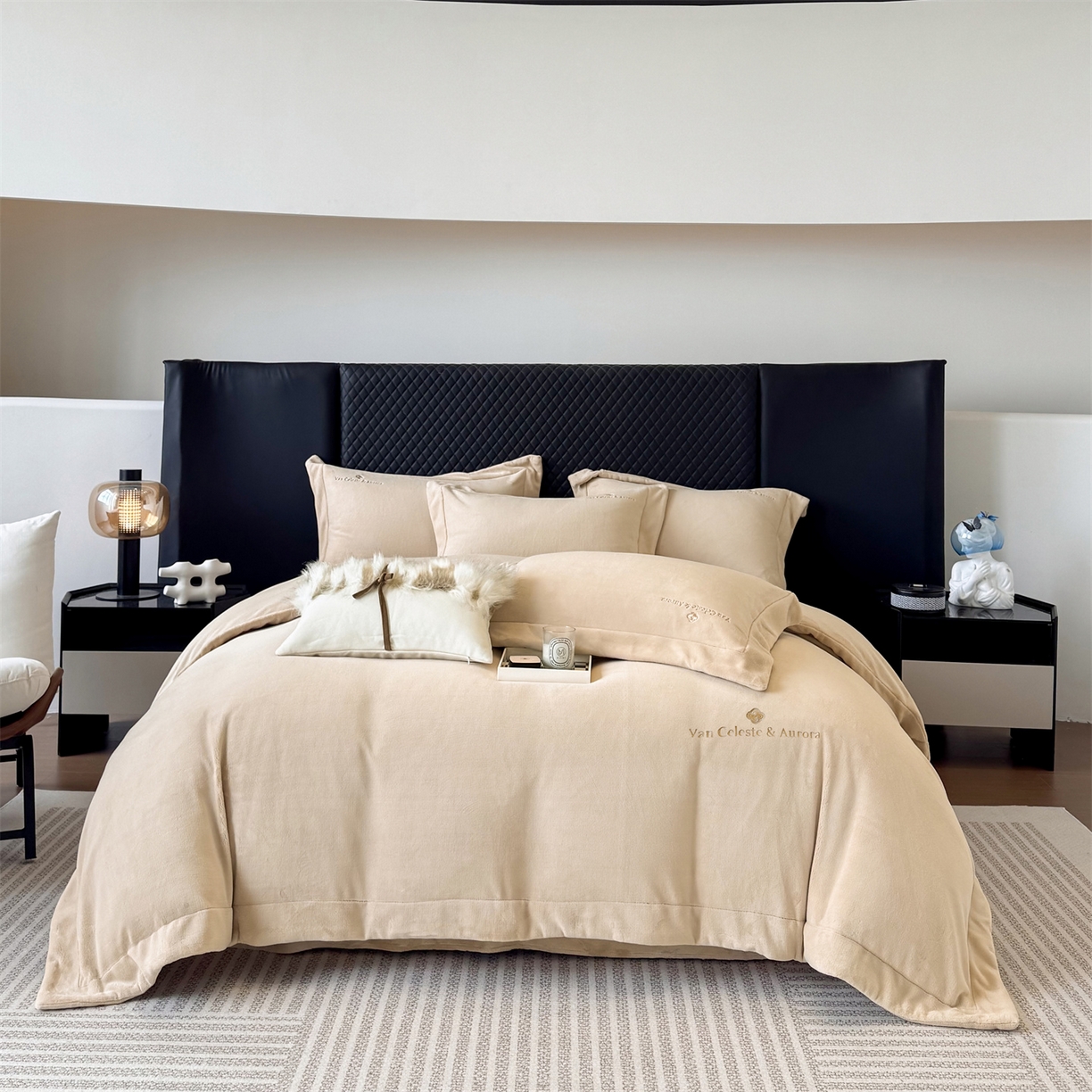 91家纺网 家纺一手货源 找家纺 名品优仓 2025新款240克奶肤绒刺绣四件套-梵克雅宝 梵克雅宝-深卡