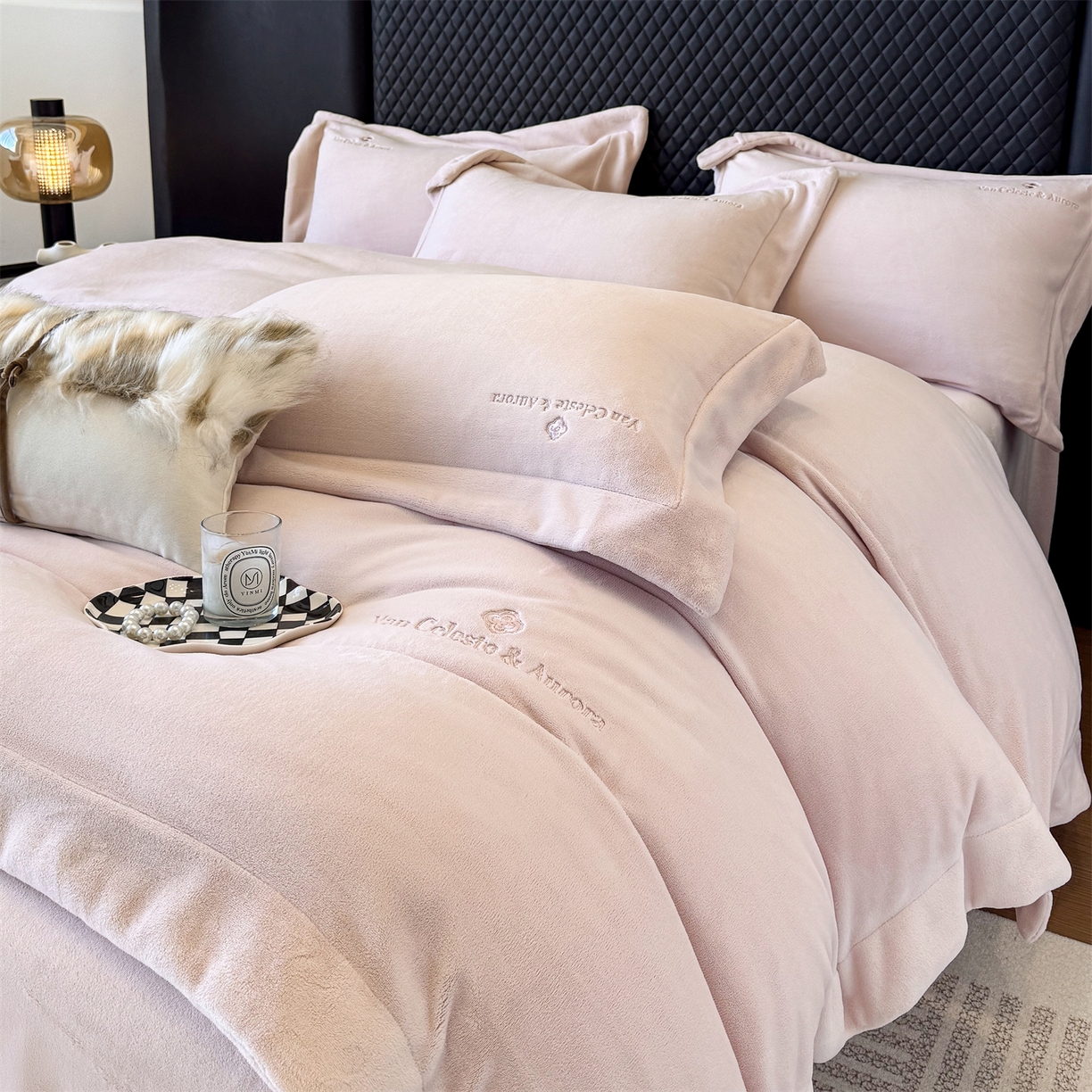 91家纺网 家纺一手货源 找家纺 （总）名品优仓 2025新款240克奶肤绒刺绣四件套-梵克雅宝