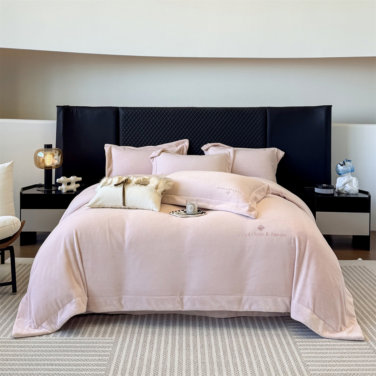 91家纺网 家纺一手货源 找家纺 名品优仓 2025新款240克奶肤绒刺绣四件套-梵克雅宝 梵克雅宝-粉色