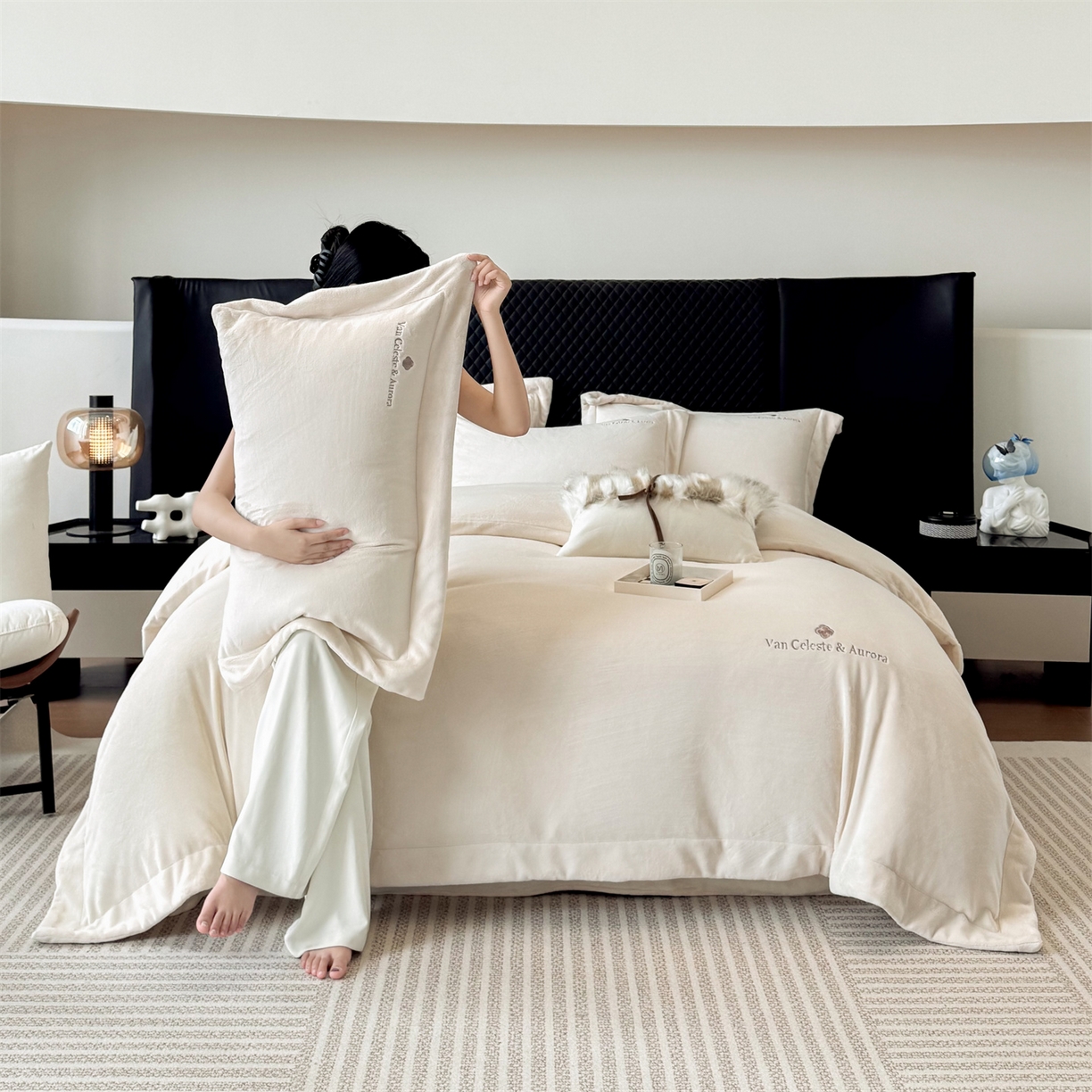 91家纺网 家纺一手货源 找家纺 名品优仓 2025新款240克奶肤绒刺绣四件套-梵克雅宝 梵克雅宝-乳白色