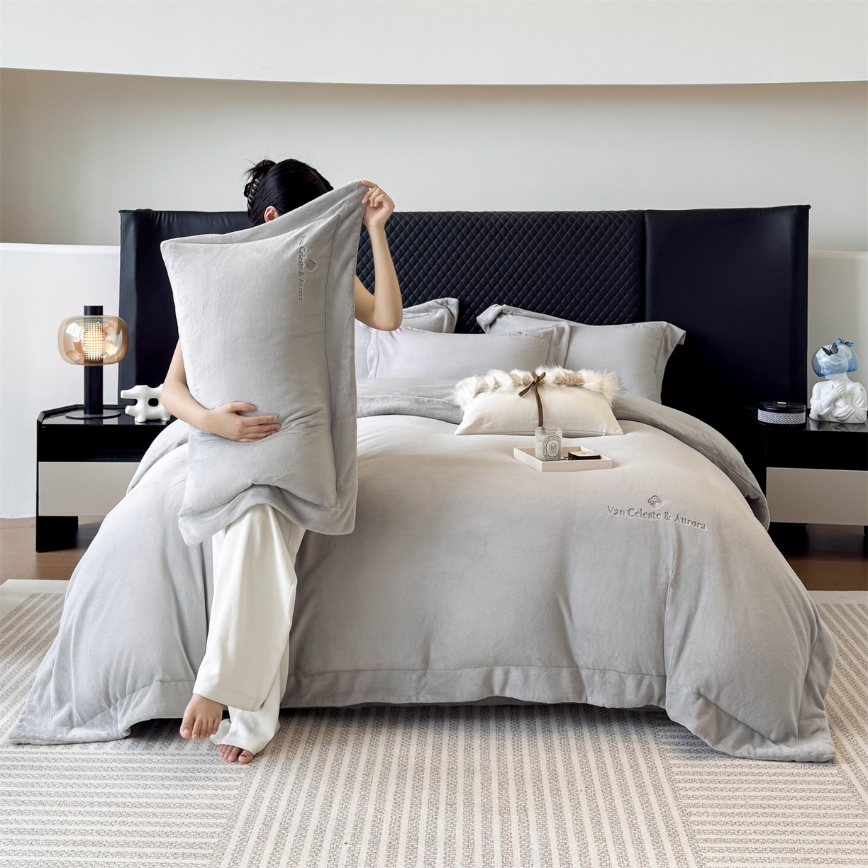 91家纺网 家纺一手货源 找家纺 名品优仓 2025新款240克奶肤绒刺绣四件套-梵克雅宝 梵克雅宝-高级灰