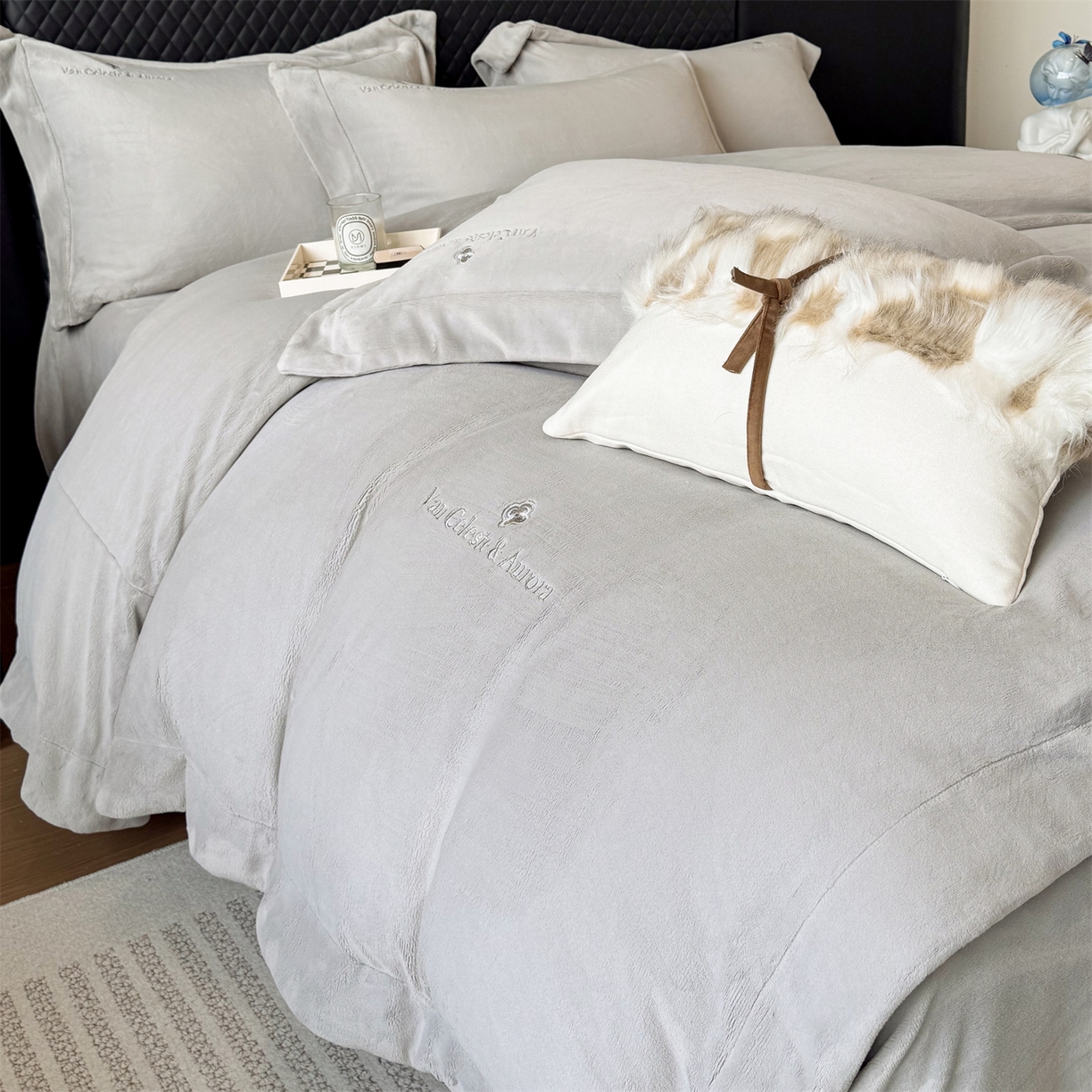 91家纺网 家纺一手货源 找家纺 名品优仓 2025新款240克奶肤绒刺绣四件套-梵克雅宝 梵克雅宝-高级灰