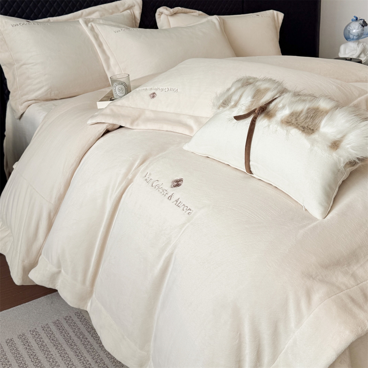 91家纺网 家纺一手货源 找家纺 名品优仓 2025新款240克奶肤绒刺绣四件套-梵克雅宝 梵克雅宝-乳白色