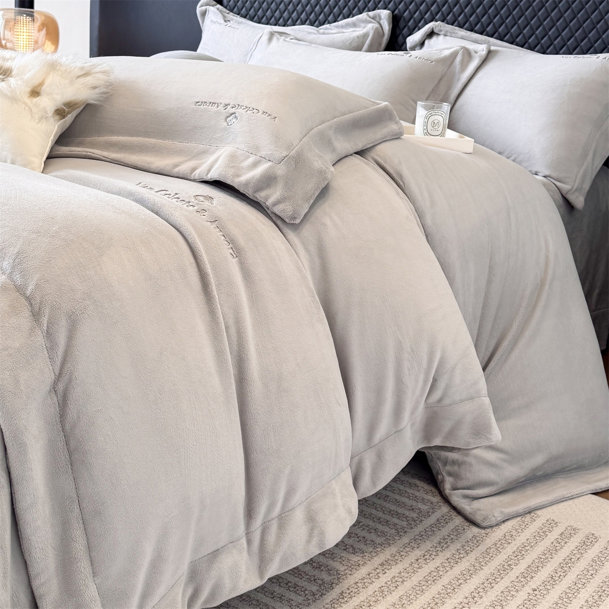 91家纺网 家纺一手货源 找家纺 名品优仓 2025新款240克奶肤绒刺绣四件套-梵克雅宝 梵克雅宝-高级灰