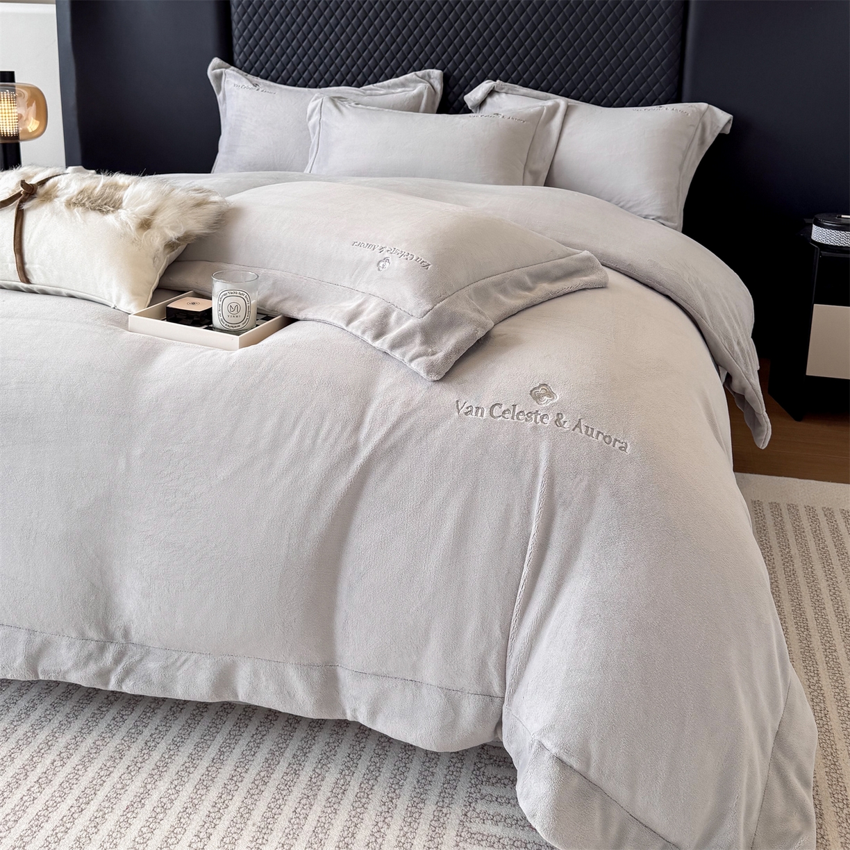 91家纺网 家纺一手货源 找家纺 名品优仓 2025新款240克奶肤绒刺绣四件套-梵克雅宝 梵克雅宝-高级灰