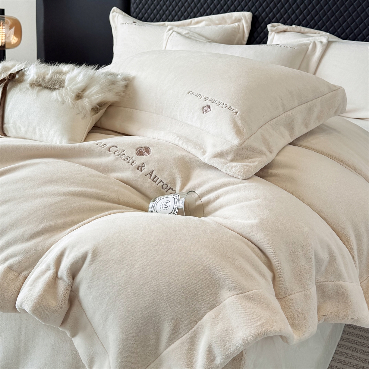 91家纺网 家纺一手货源 找家纺 名品优仓 2025新款240克奶肤绒刺绣四件套-梵克雅宝 梵克雅宝-乳白色