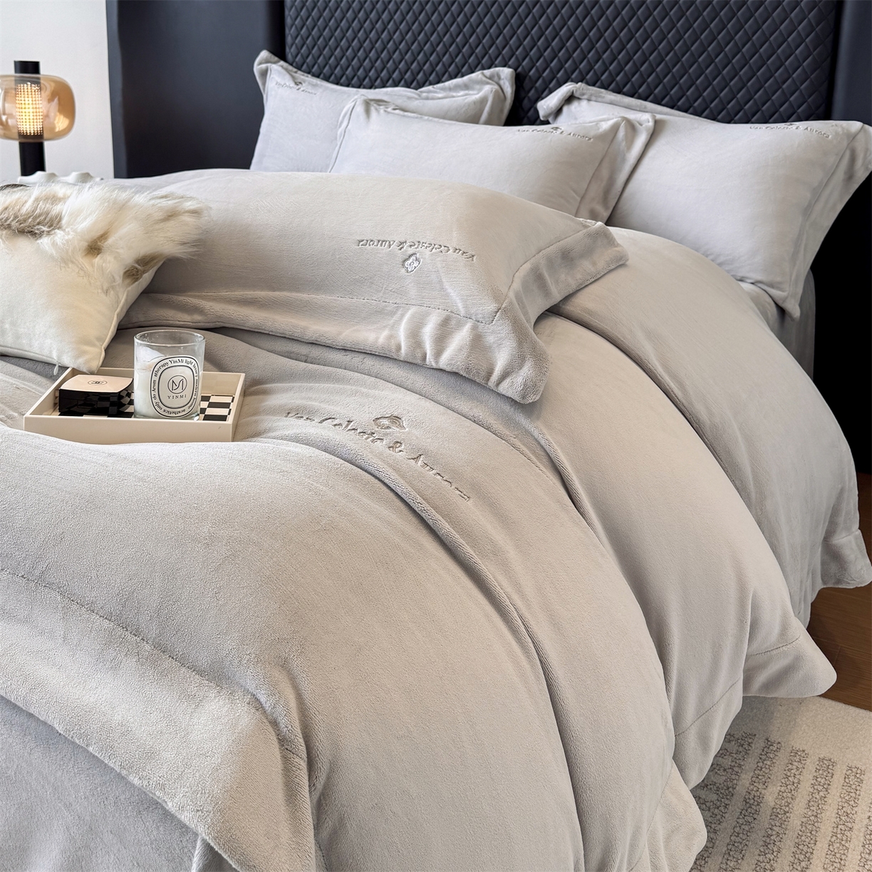 91家纺网 家纺一手货源 找家纺 名品优仓 2025新款240克奶肤绒刺绣四件套-梵克雅宝 梵克雅宝-高级灰