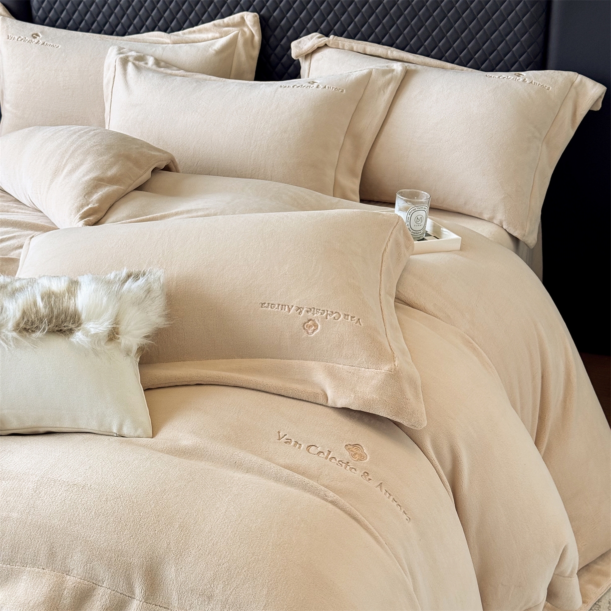 91家纺网 家纺一手货源 找家纺 名品优仓 2025新款240克奶肤绒刺绣四件套-梵克雅宝 梵克雅宝-深卡