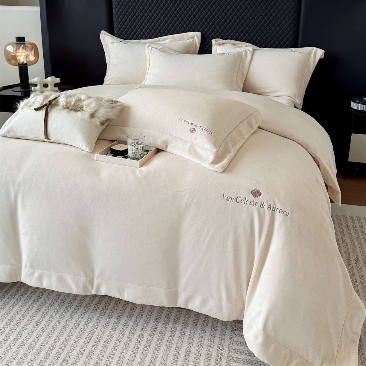 91家纺网 家纺一手货源 找家纺 名品优仓 2025新款240克奶肤绒刺绣四件套-梵克雅宝 梵克雅宝-乳白色