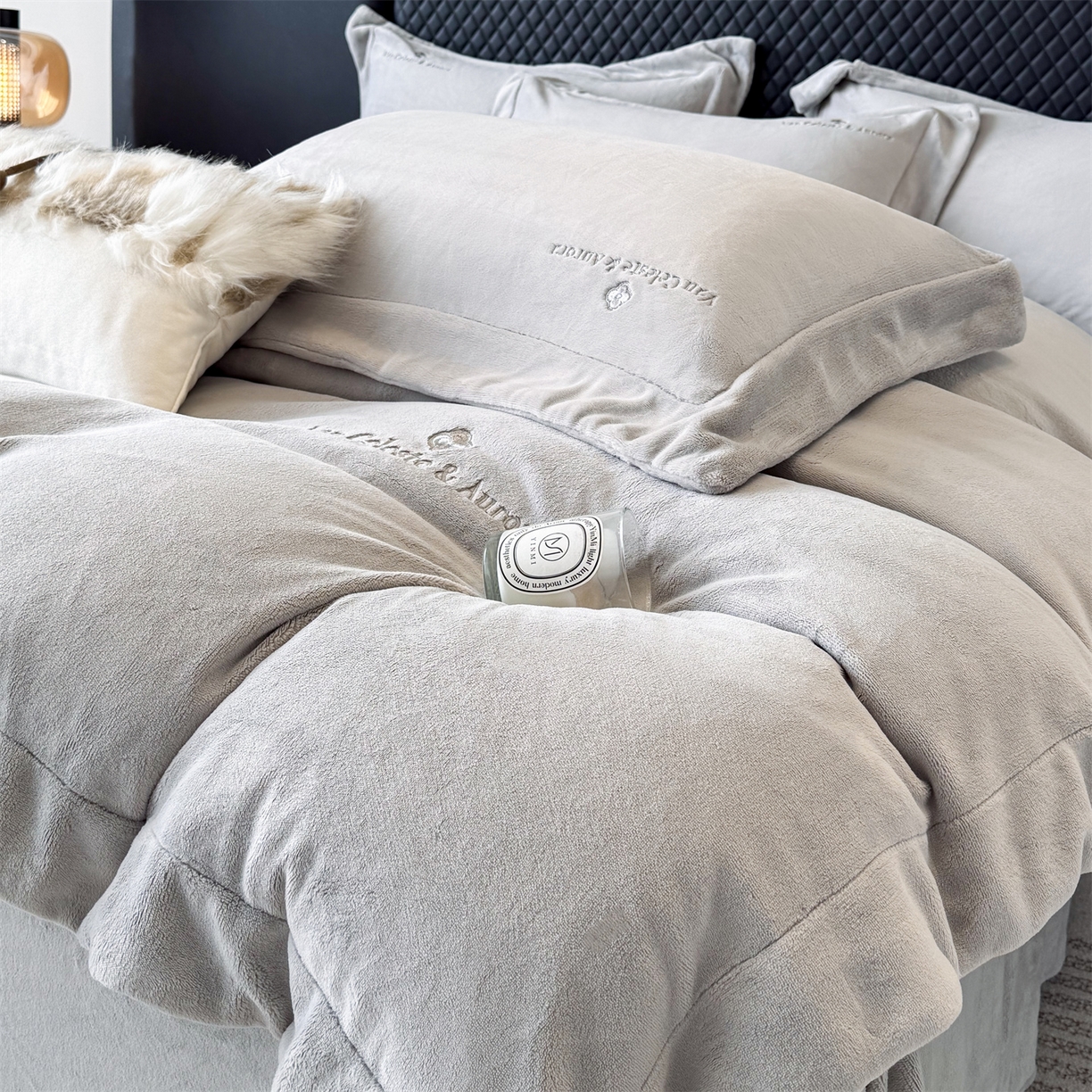 91家纺网 家纺一手货源 找家纺 名品优仓 2025新款240克奶肤绒刺绣四件套-梵克雅宝 梵克雅宝-高级灰