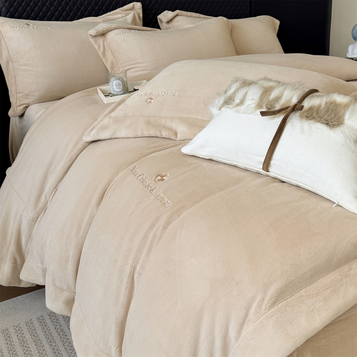 91家纺网 家纺一手货源 找家纺 名品优仓 2025新款240克奶肤绒刺绣四件套-梵克雅宝 梵克雅宝-深卡