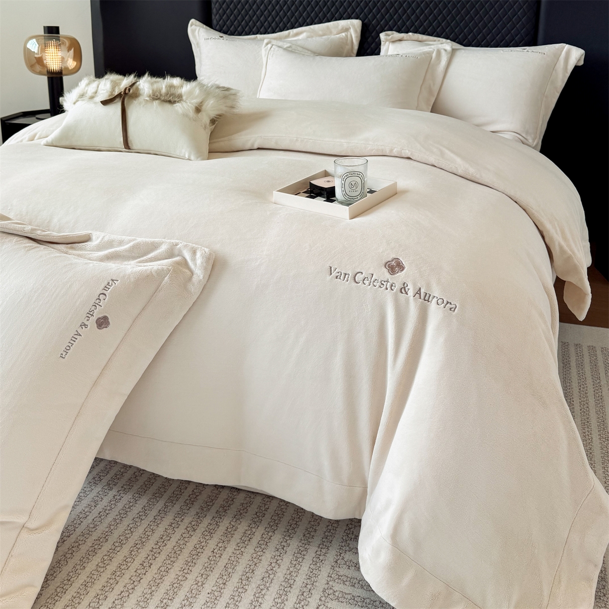 91家纺网 家纺一手货源 找家纺 名品优仓 2025新款240克奶肤绒刺绣四件套-梵克雅宝 梵克雅宝-乳白色