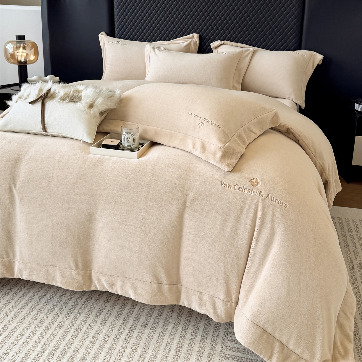 91家纺网 家纺一手货源 找家纺 名品优仓 2025新款240克奶肤绒刺绣四件套-梵克雅宝 梵克雅宝-深卡