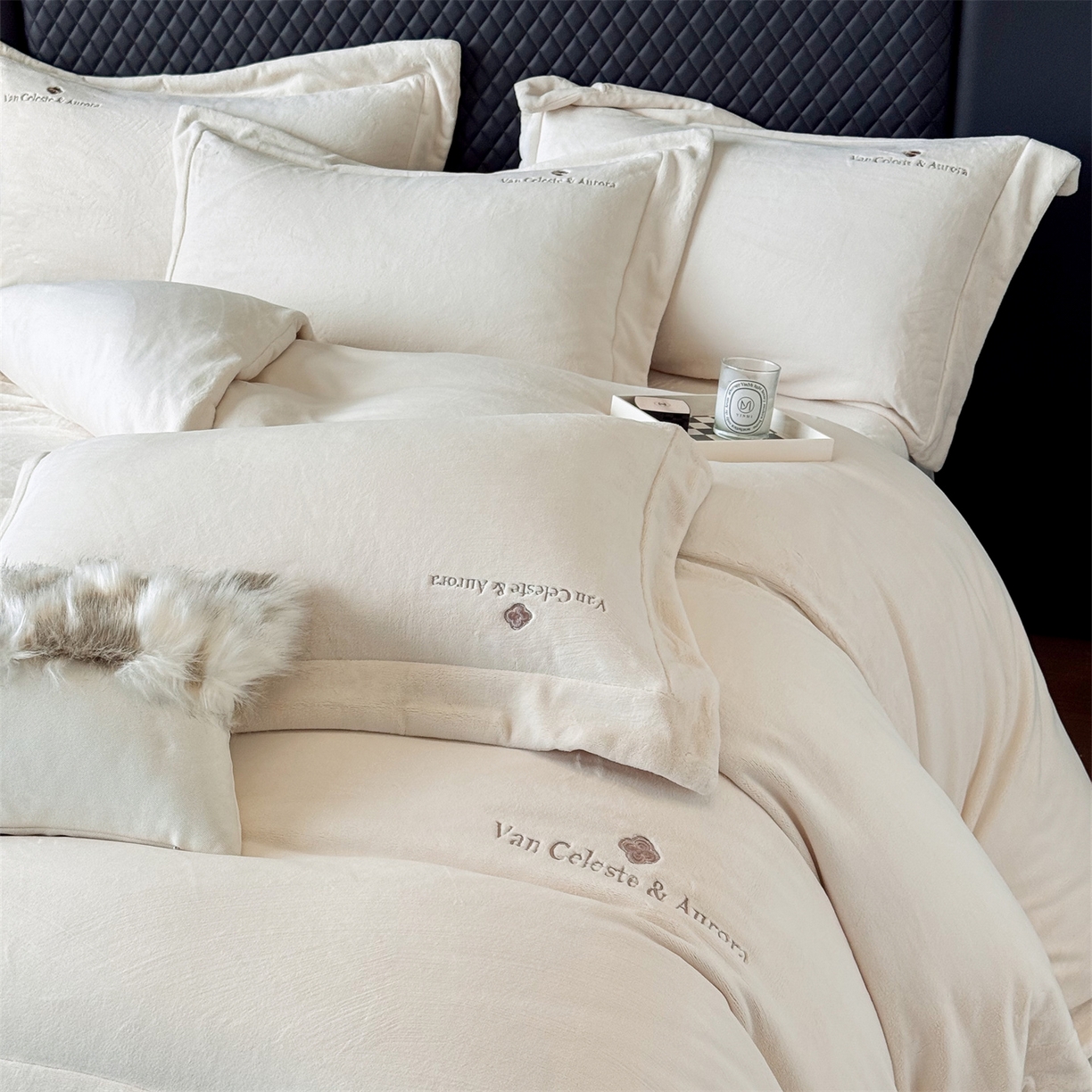 91家纺网 家纺一手货源 找家纺 名品优仓 2025新款240克奶肤绒刺绣四件套-梵克雅宝 梵克雅宝-乳白色