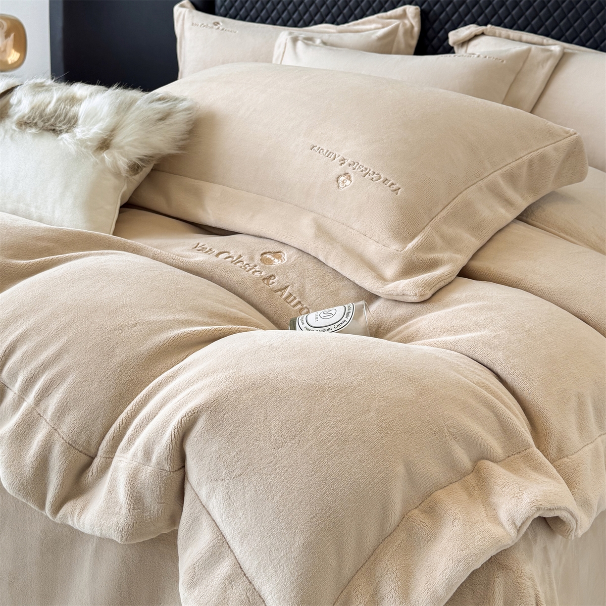 91家纺网 家纺一手货源 找家纺 名品优仓 2025新款240克奶肤绒刺绣四件套-梵克雅宝 梵克雅宝-深卡