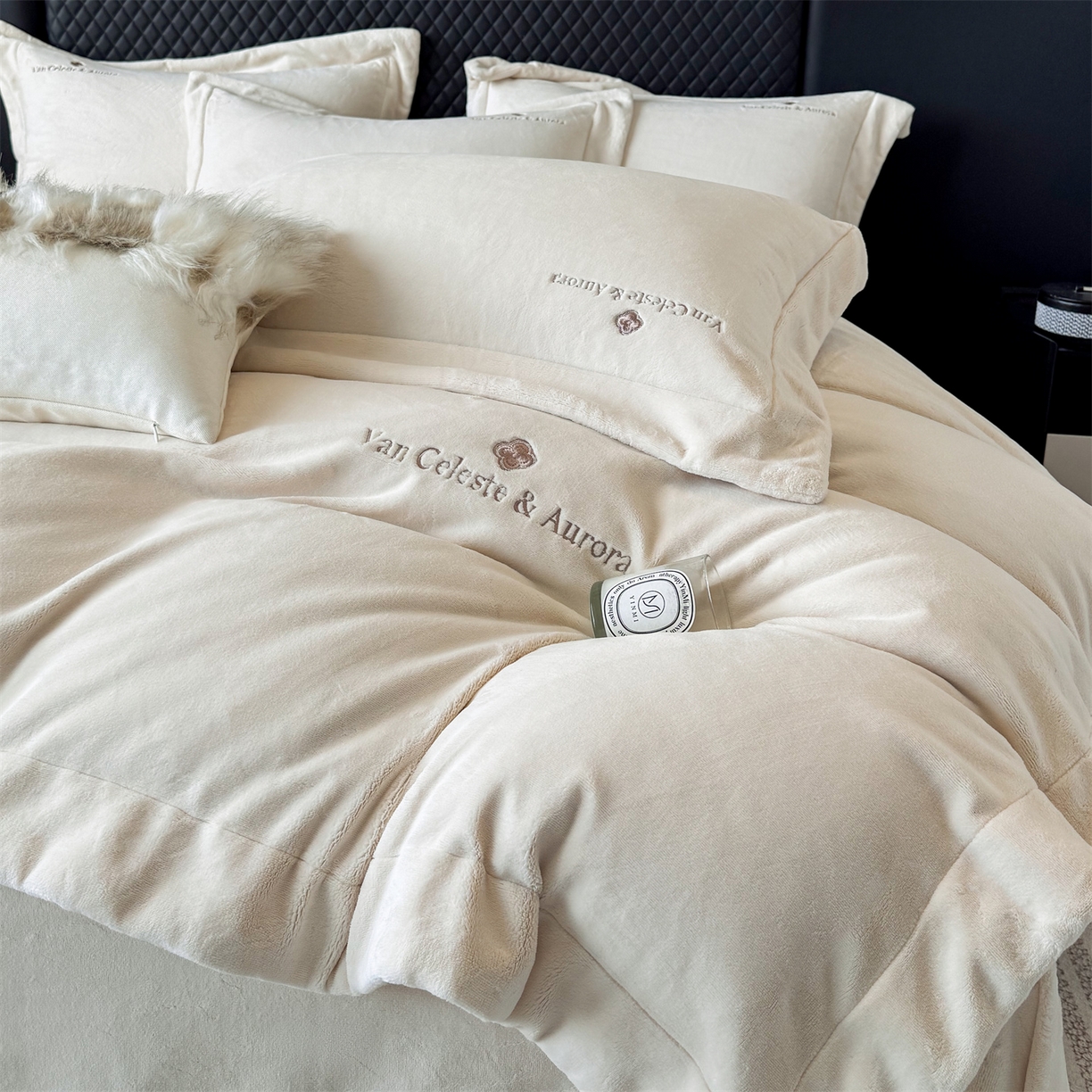 91家纺网 家纺一手货源 找家纺 名品优仓 2025新款240克奶肤绒刺绣四件套-梵克雅宝 梵克雅宝-乳白色