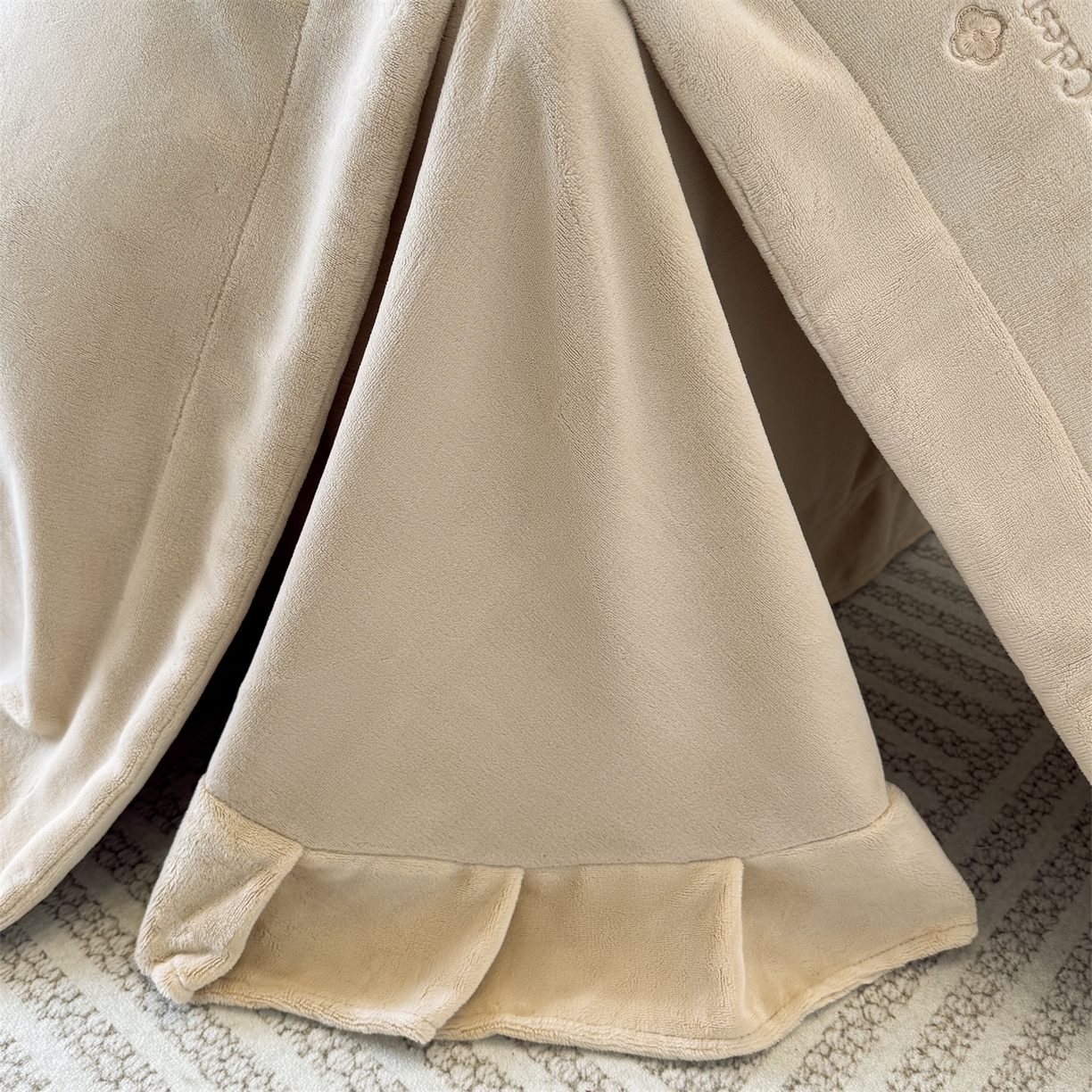 91家纺网 家纺一手货源 找家纺 名品优仓 2025新款240克奶肤绒刺绣四件套-梵克雅宝 梵克雅宝-深卡