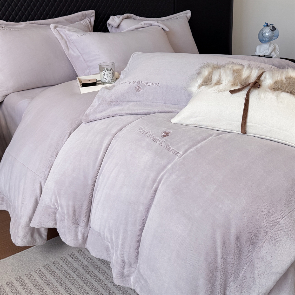 91家纺网 家纺一手货源 找家纺 名品优仓 2025新款240克奶肤绒刺绣四件套-梵克雅宝 梵克雅宝-丁香紫