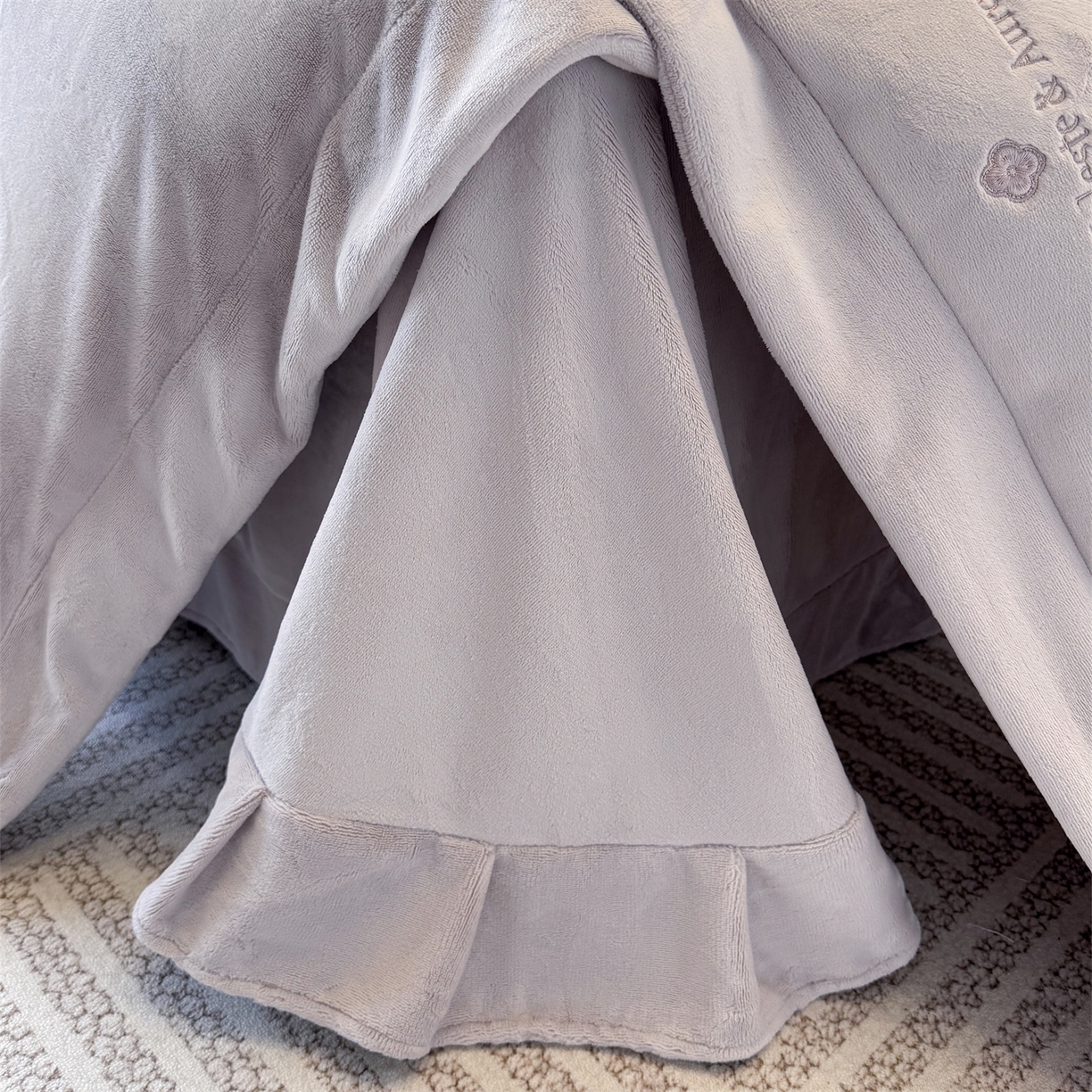 91家纺网 家纺一手货源 找家纺 名品优仓 2025新款240克奶肤绒刺绣四件套-梵克雅宝 梵克雅宝-丁香紫