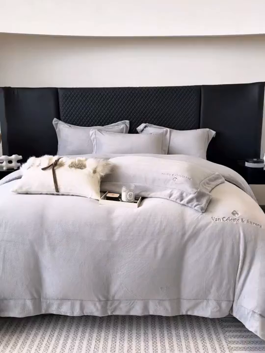 91家纺网 家纺一手货源 找家纺 名品优仓 2025新款240克奶肤绒刺绣四件套-梵克雅宝 梵克雅宝-高级灰