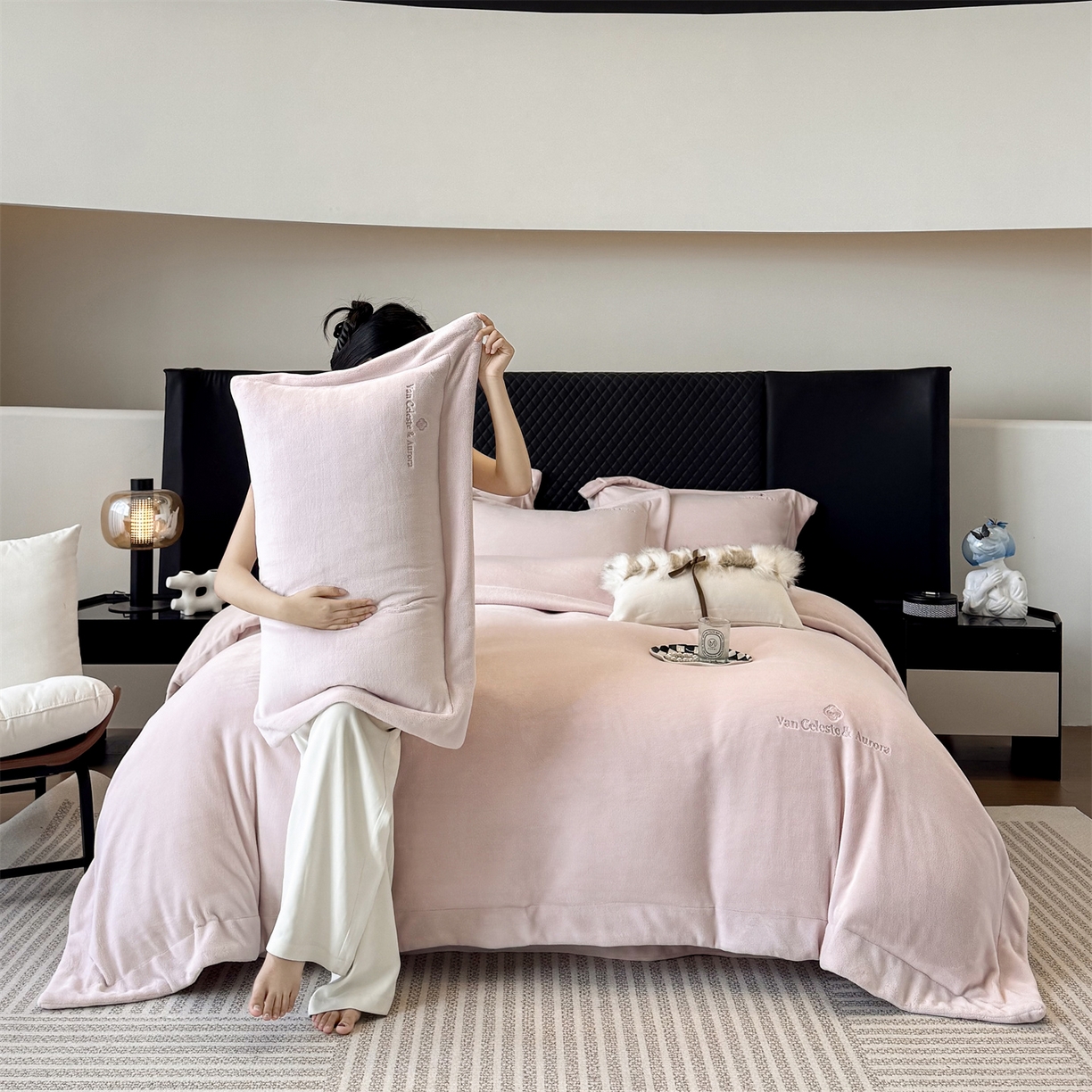 91家纺网 家纺一手货源 找家纺 名品优仓 2025新款240克奶肤绒刺绣四件套-梵克雅宝 梵克雅宝-粉色