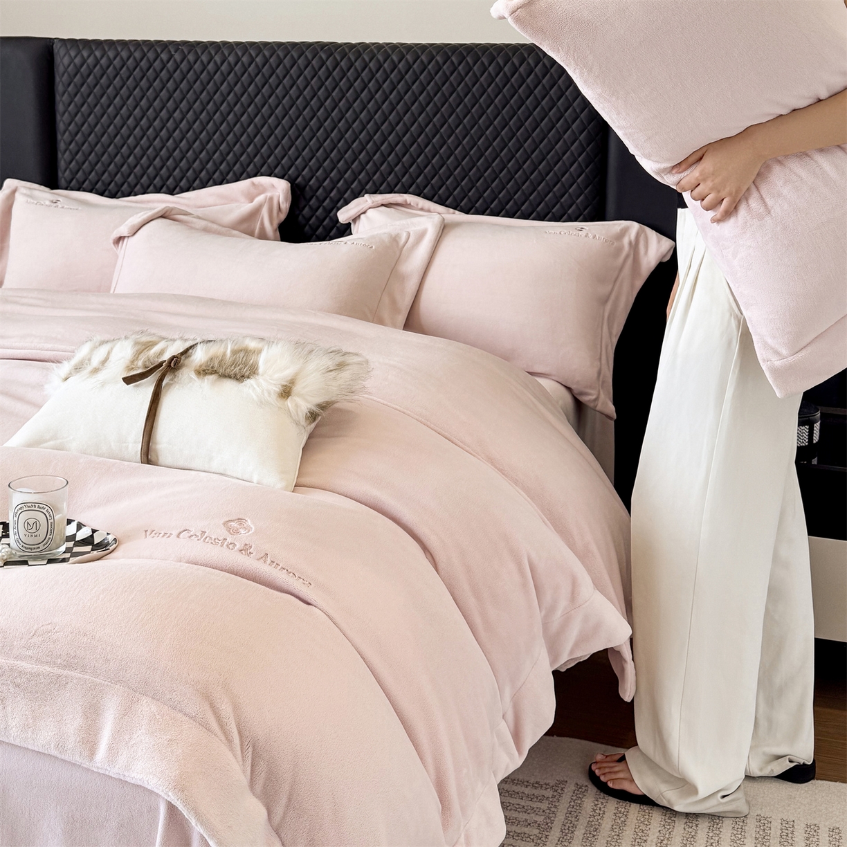 91家纺网 家纺一手货源 找家纺 名品优仓 2025新款240克奶肤绒刺绣四件套-梵克雅宝 梵克雅宝-粉色