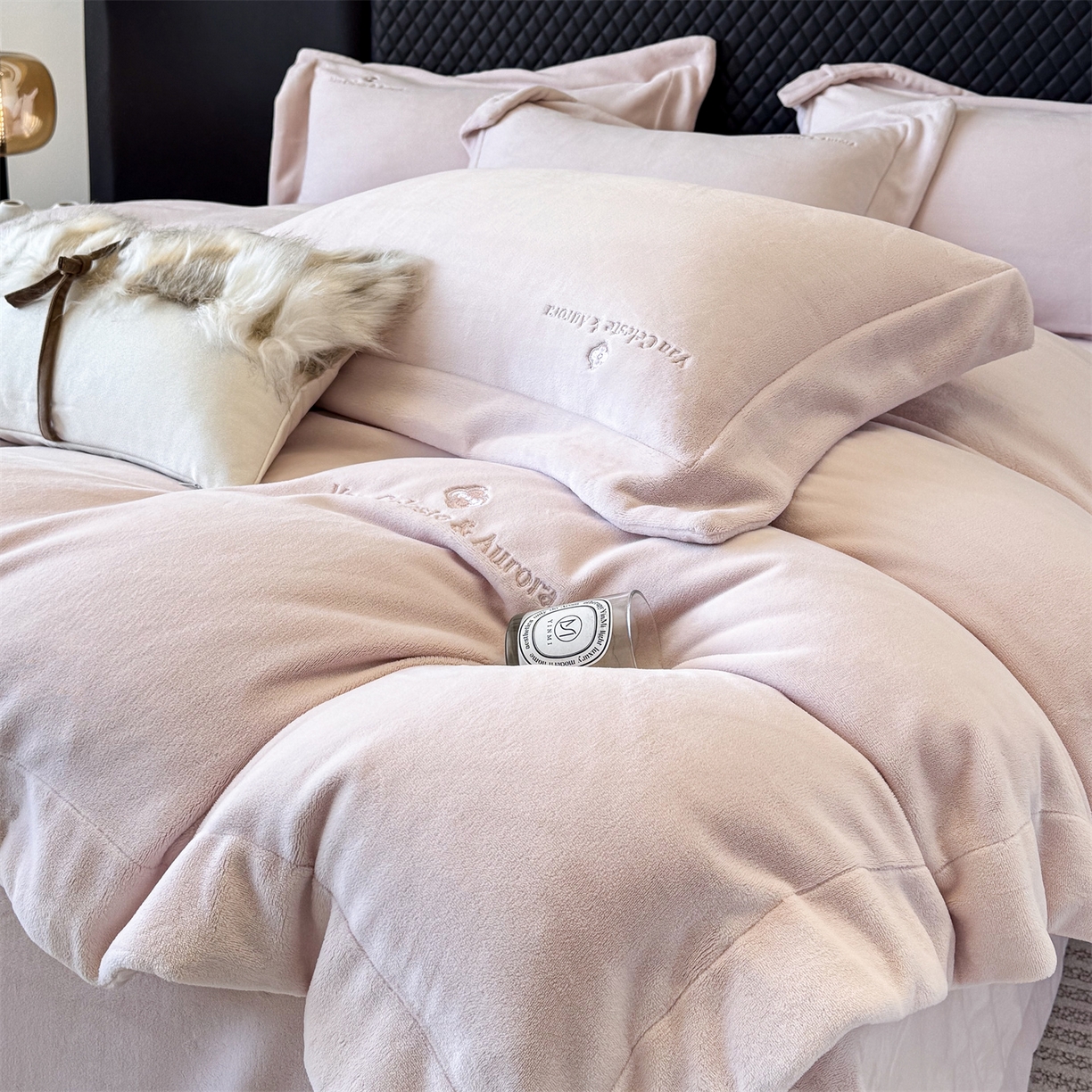 91家纺网 家纺一手货源 找家纺 名品优仓 2025新款240克奶肤绒刺绣四件套-梵克雅宝 梵克雅宝-粉色