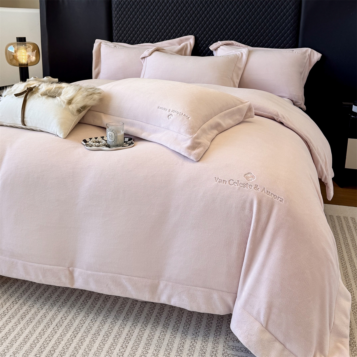 91家纺网 家纺一手货源 找家纺 名品优仓 2025新款240克奶肤绒刺绣四件套-梵克雅宝 梵克雅宝-粉色