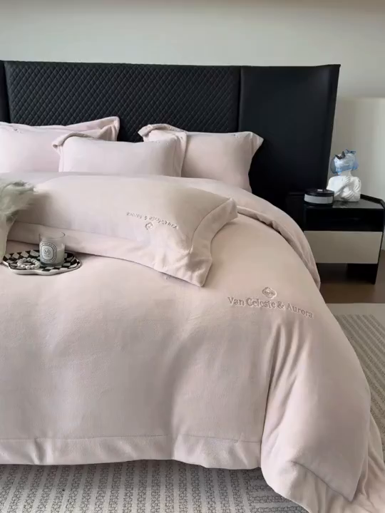 91家纺网 家纺一手货源 找家纺 名品优仓 2025新款240克奶肤绒刺绣四件套-梵克雅宝 梵克雅宝-粉色