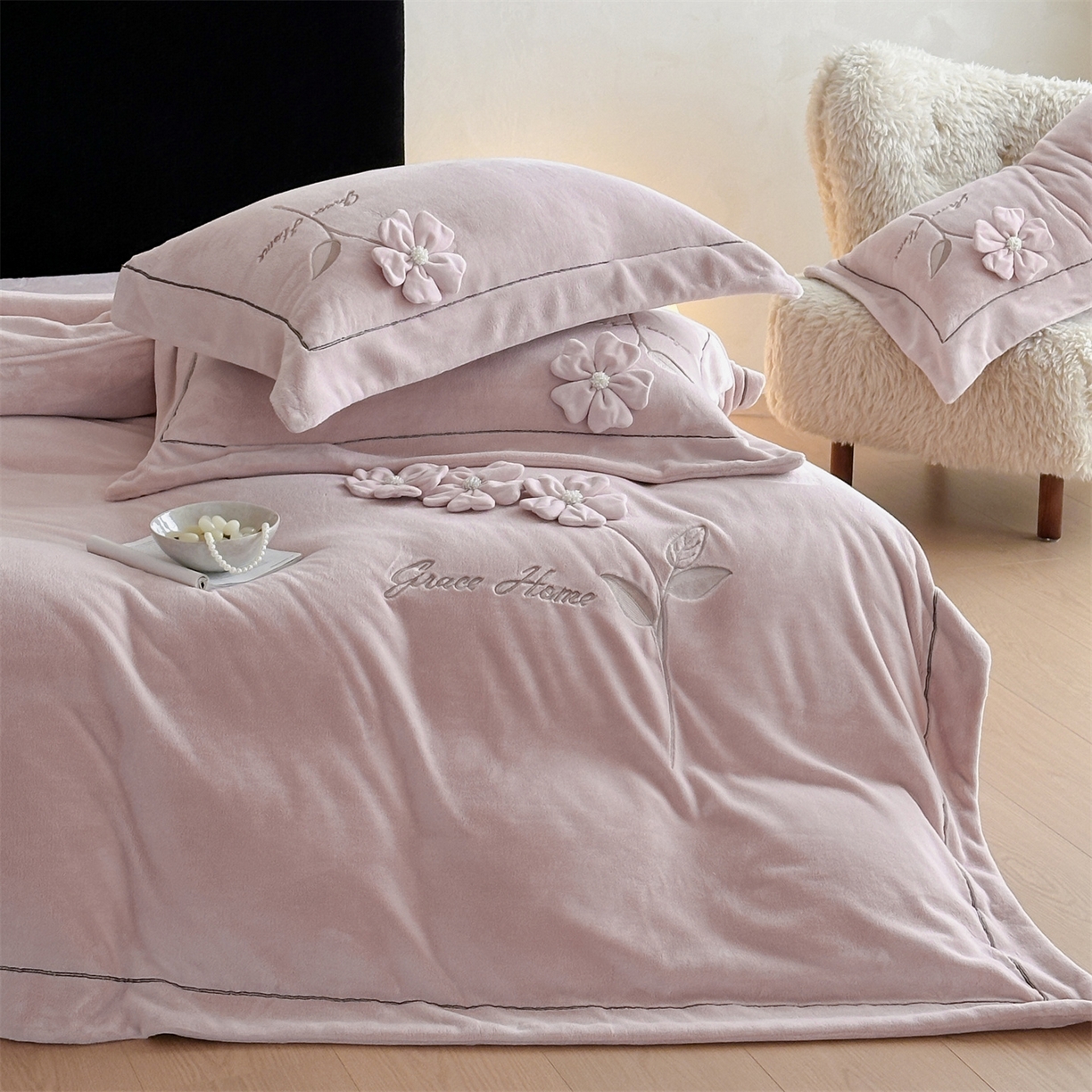 91家纺网 家纺一手货源 找家纺 （总）名品优仓 2025新款240克牛奶绒刺绣四件套-花枝妙曼