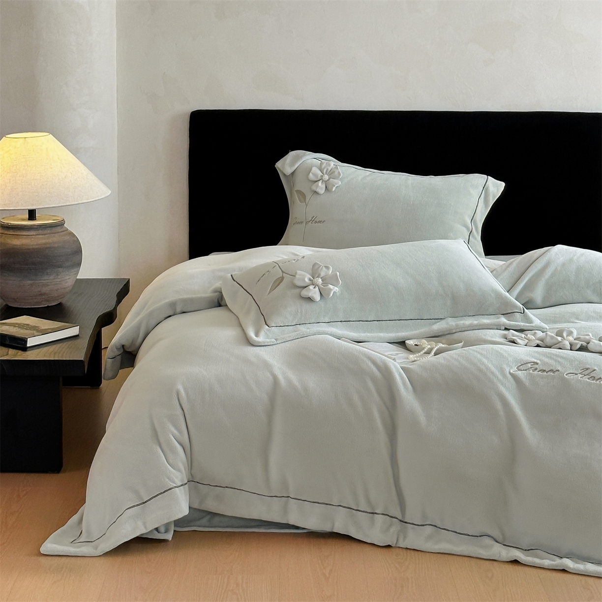 91家纺网 家纺一手货源 找家纺 名品优仓 2025新款240克牛奶绒刺绣四件套-花枝妙曼 花枝妙曼-甜灰