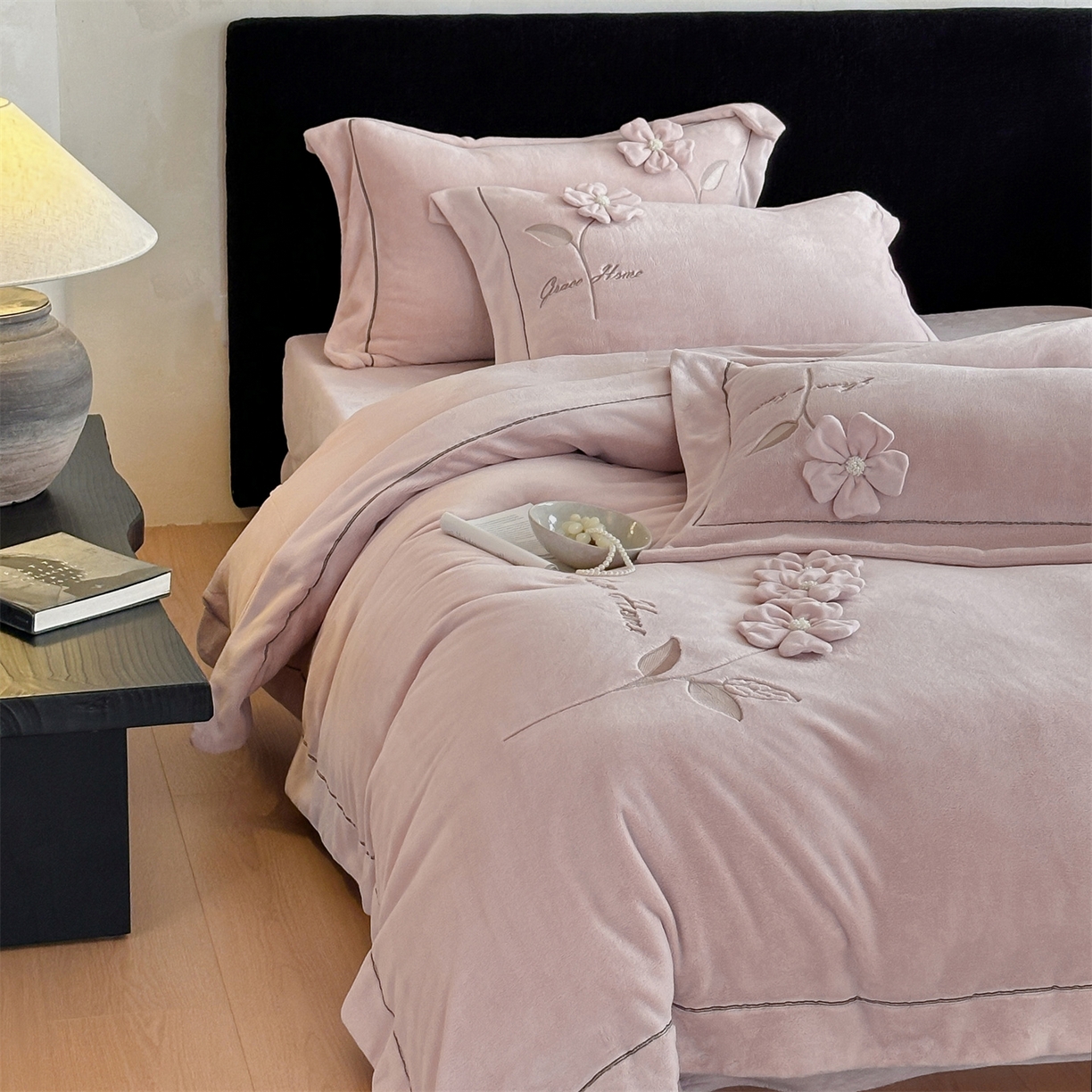 91家纺网 家纺一手货源 找家纺 （总）名品优仓 2025新款240克牛奶绒刺绣四件套-花枝妙曼